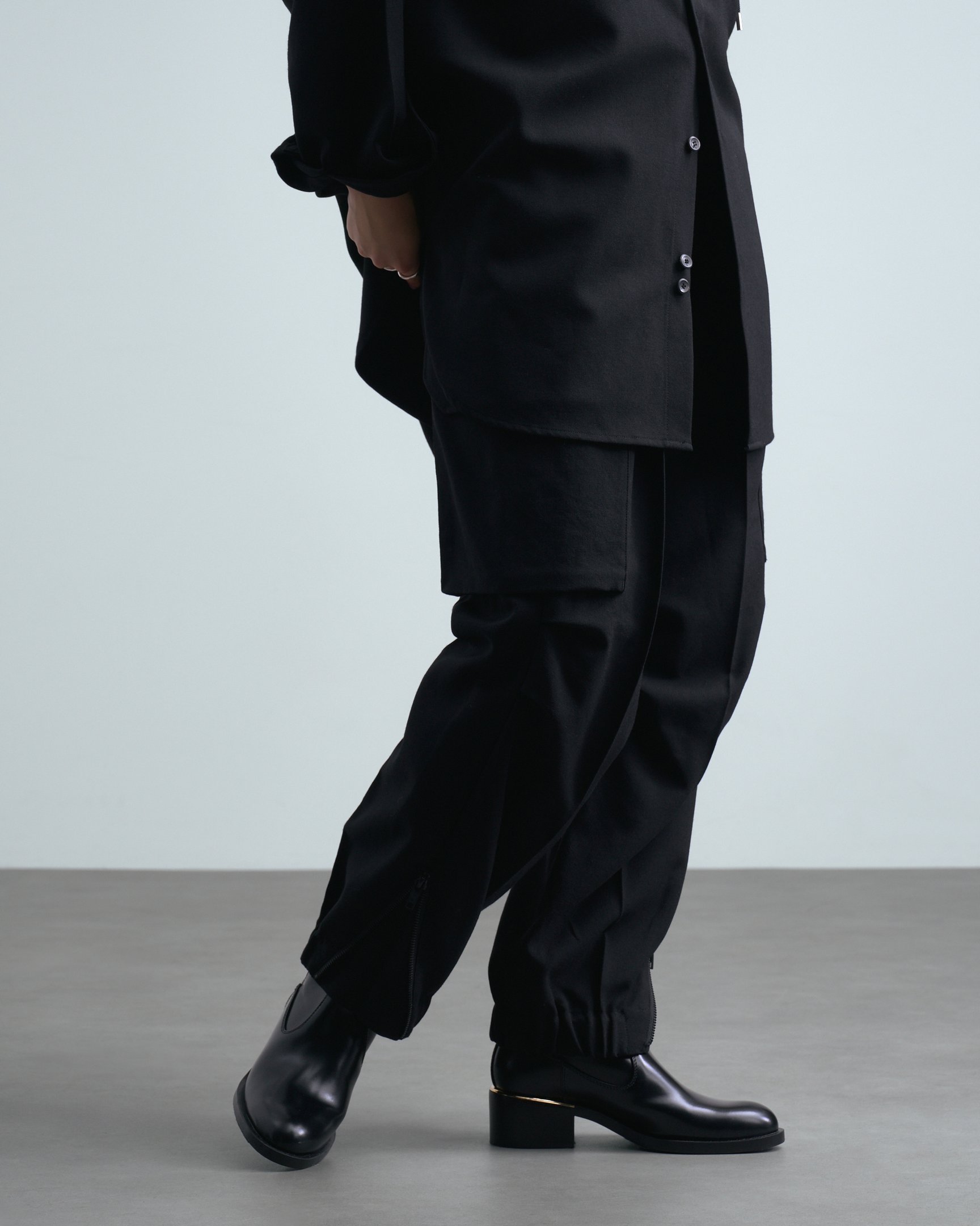 ティーエイチプロダクツのセットアップを着たモデル