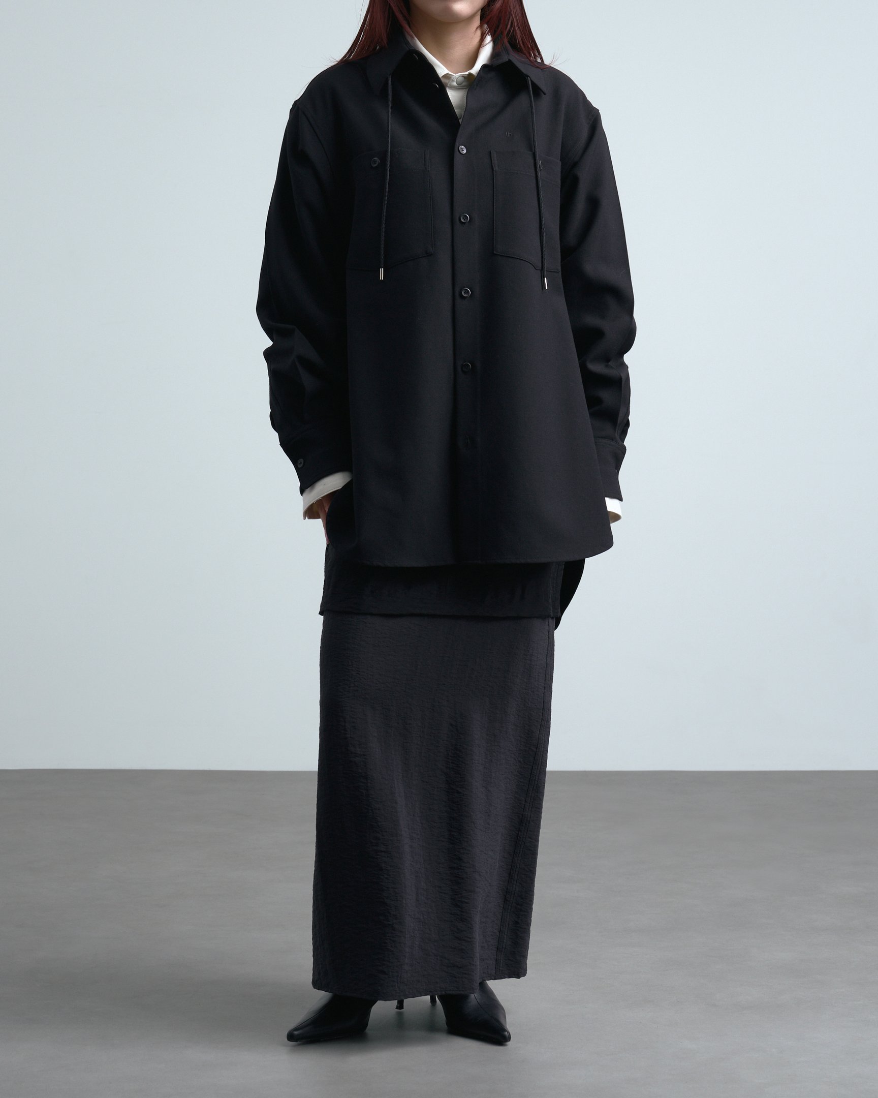 ティーエイチプロダクツのシャツを着たモデル