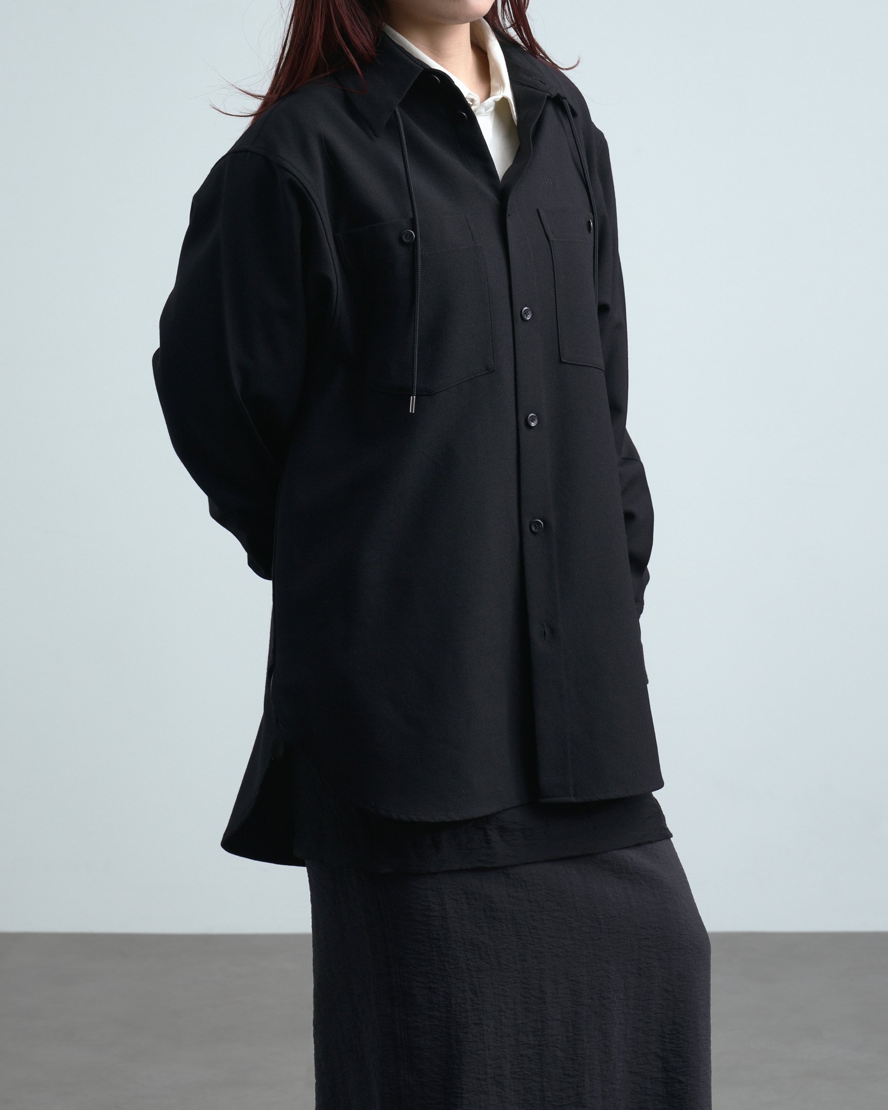 ティーエイチプロダクツのシャツを着たモデル