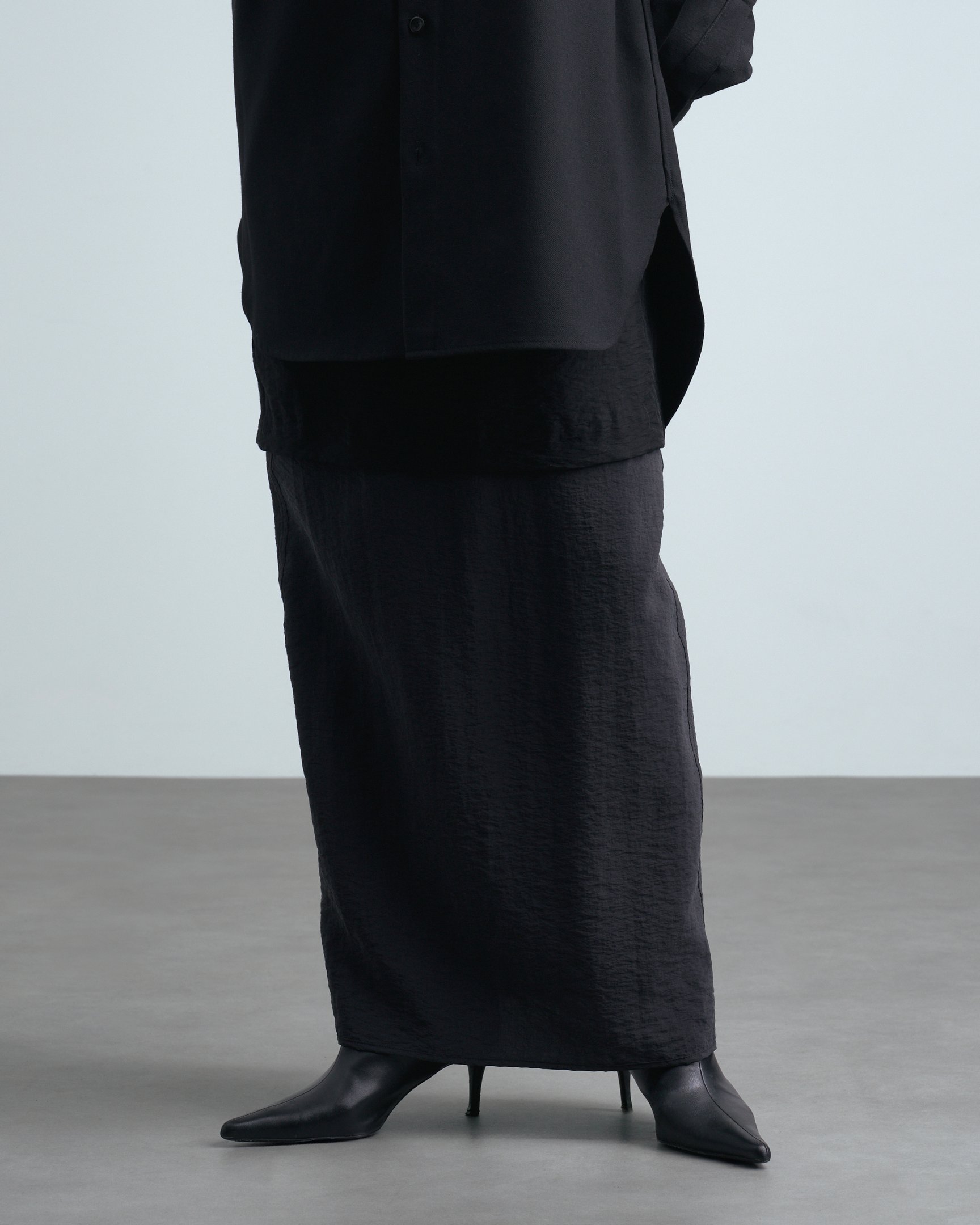 ティーエイチプロダクツのシャツを着たモデル