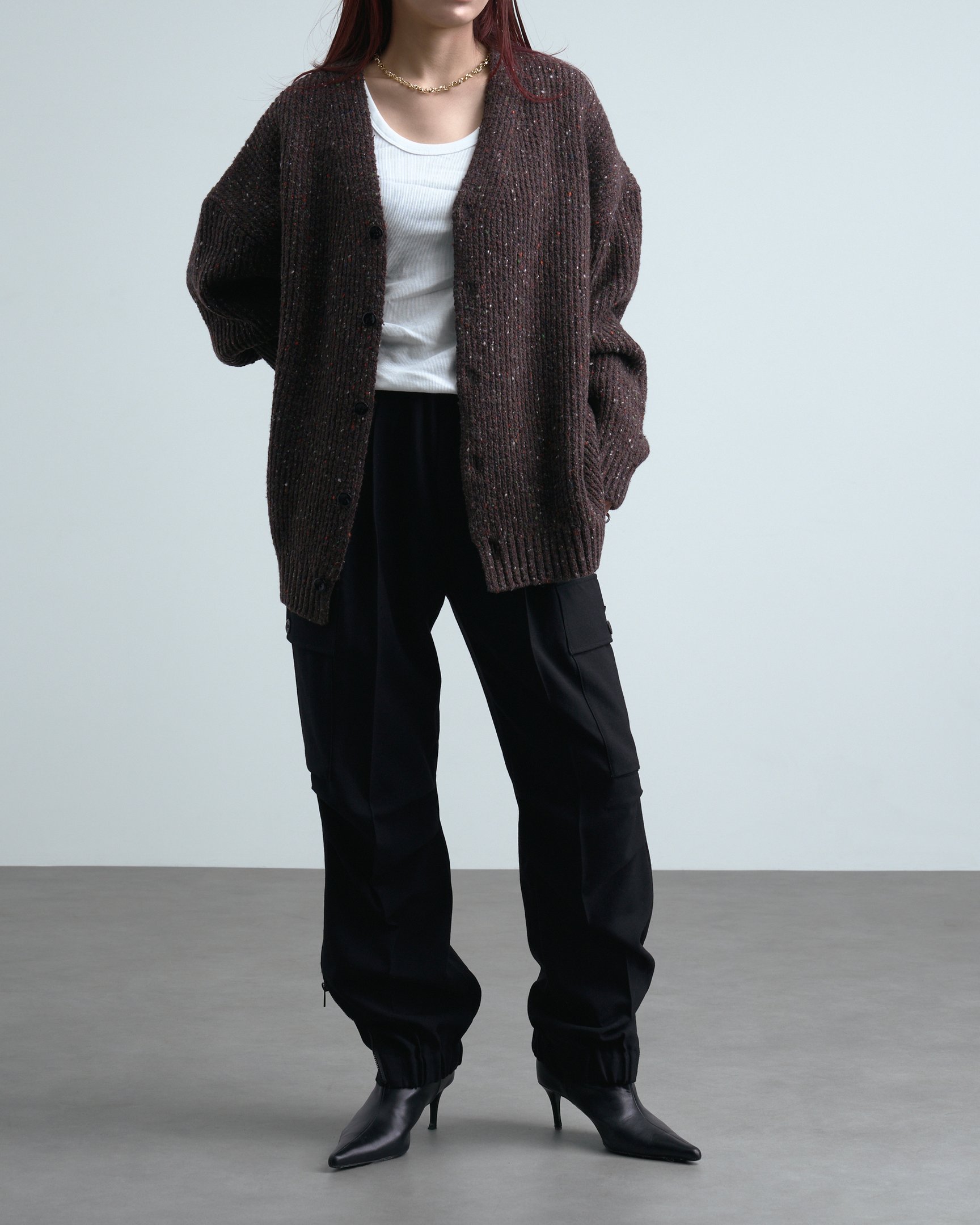 ティーエイチプロダクツのボトムスを穿いたモデル