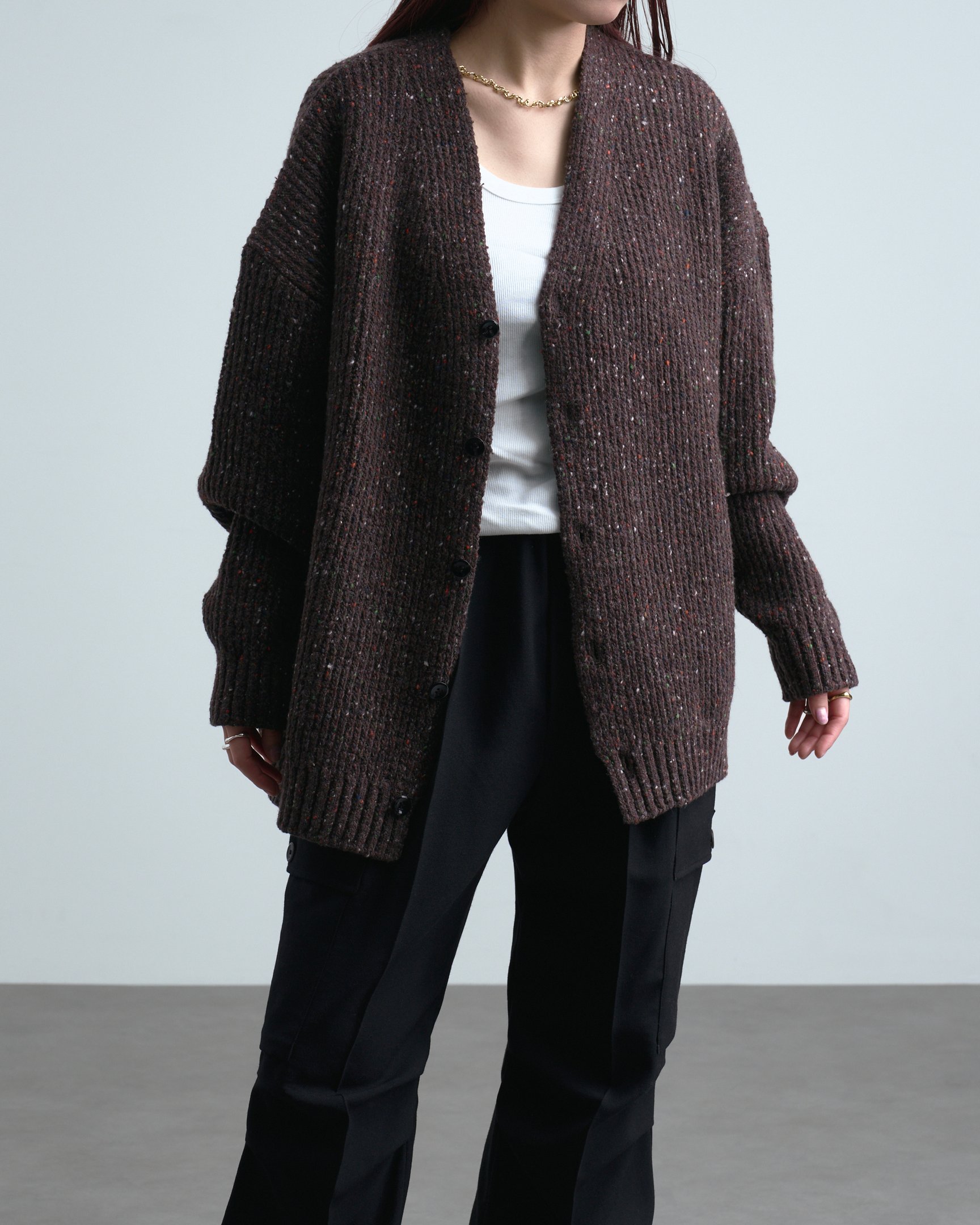 ティーエイチプロダクツのボトムスを穿いたモデル