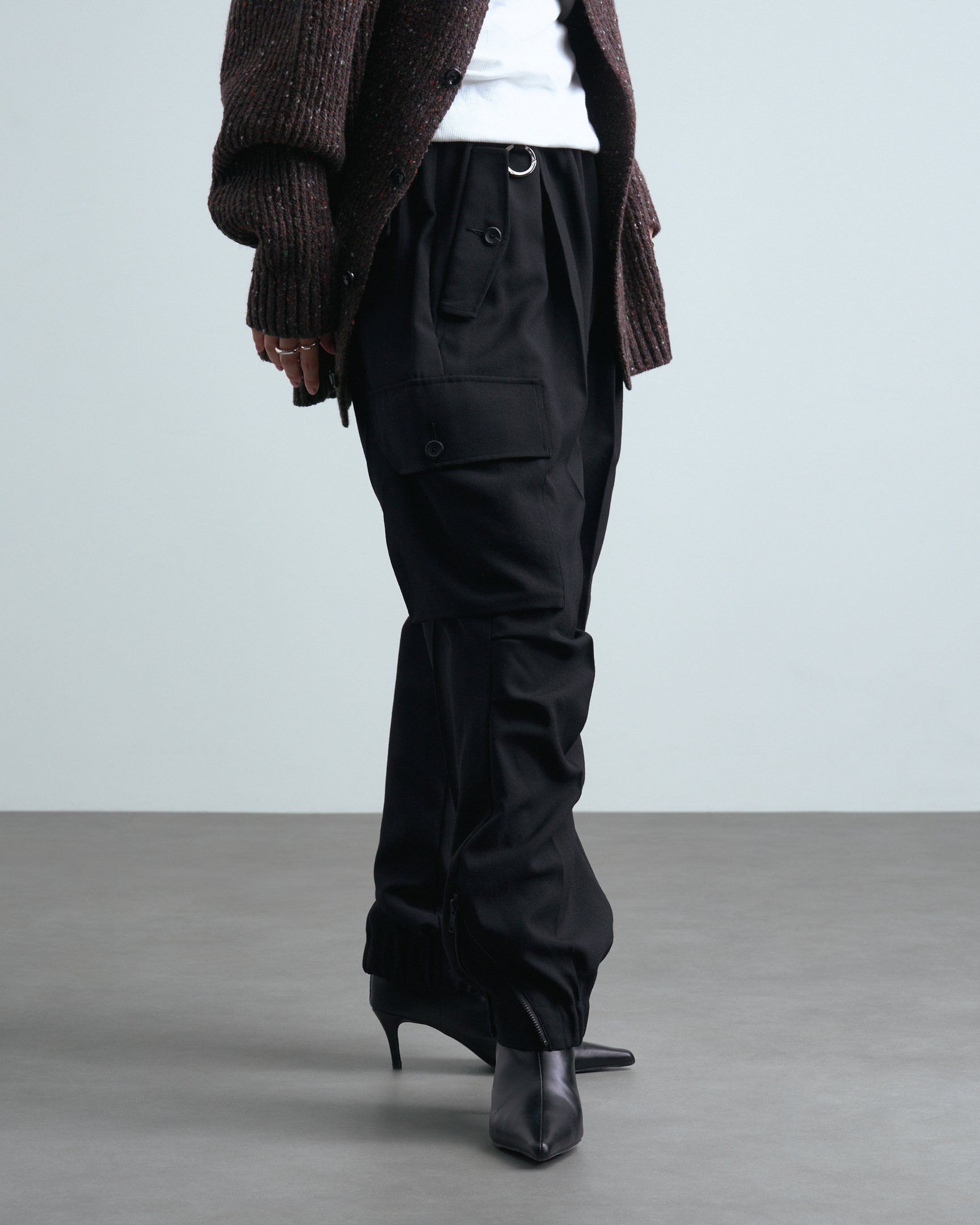 ティーエイチプロダクツのボトムスを穿いたモデル