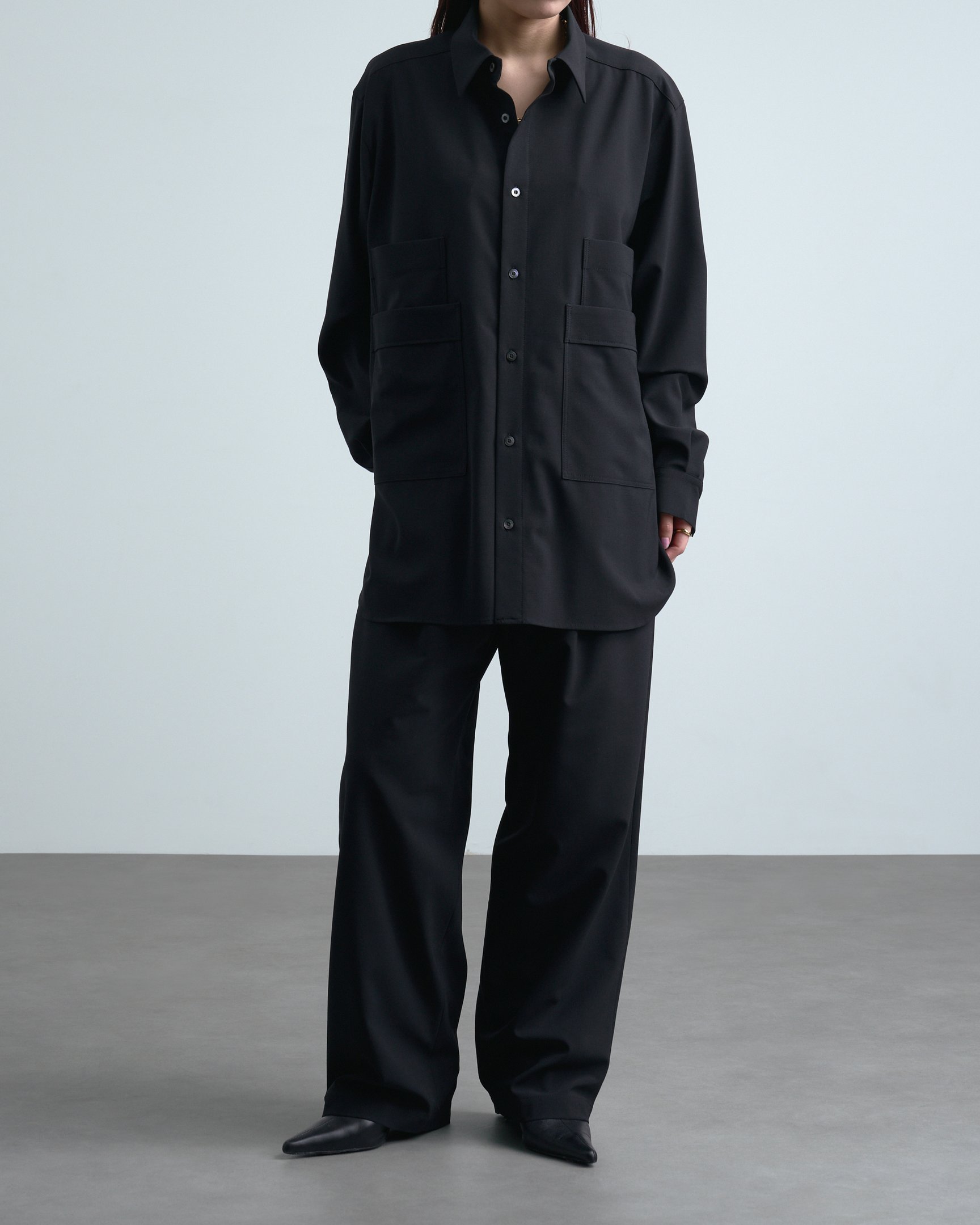 ウジョーのセットアップを着たモデル