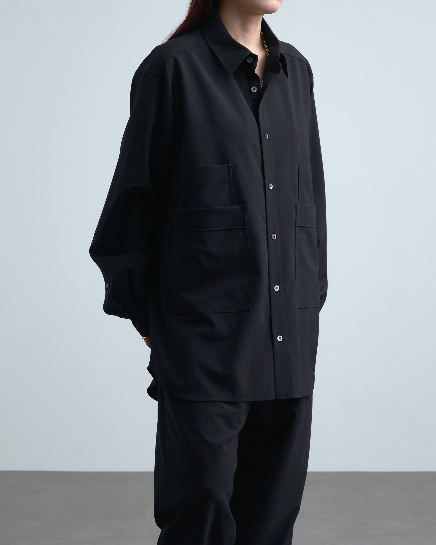 ウジョーのセットアップを着たモデル