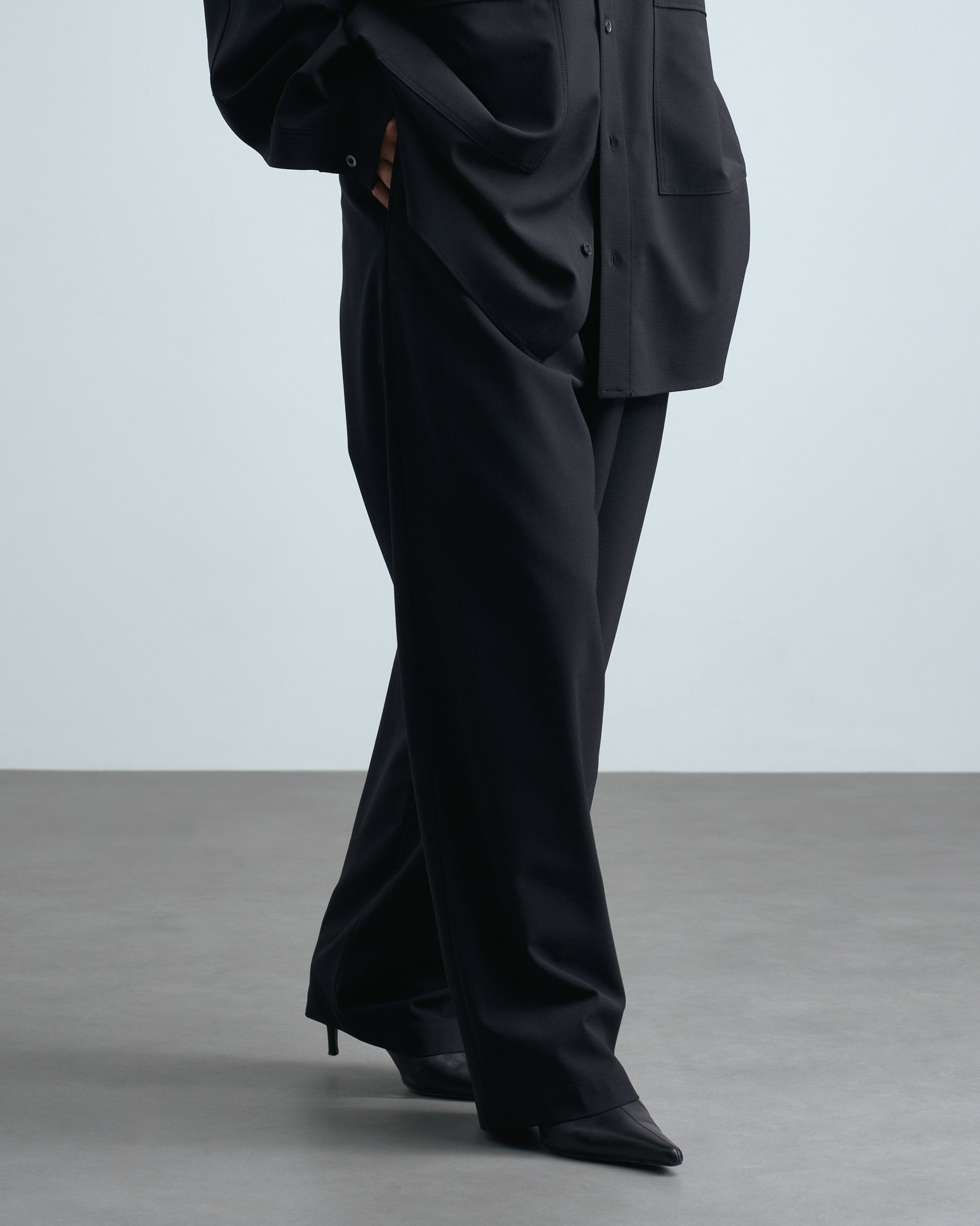 ウジョーのセットアップを着たモデル