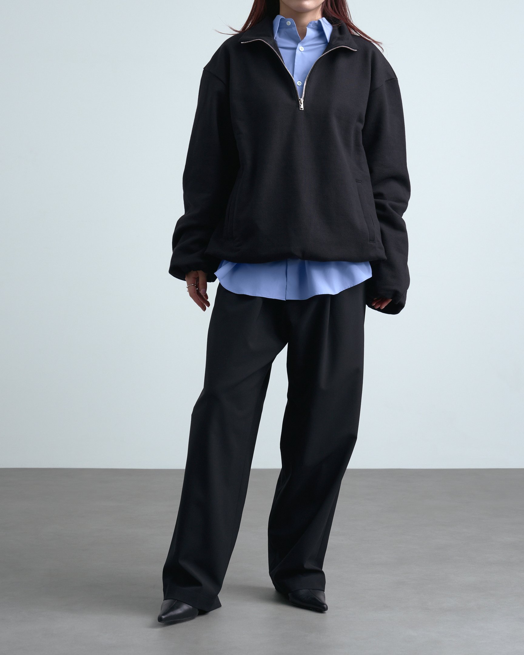 ウジョーのボトムスを穿いたモデル