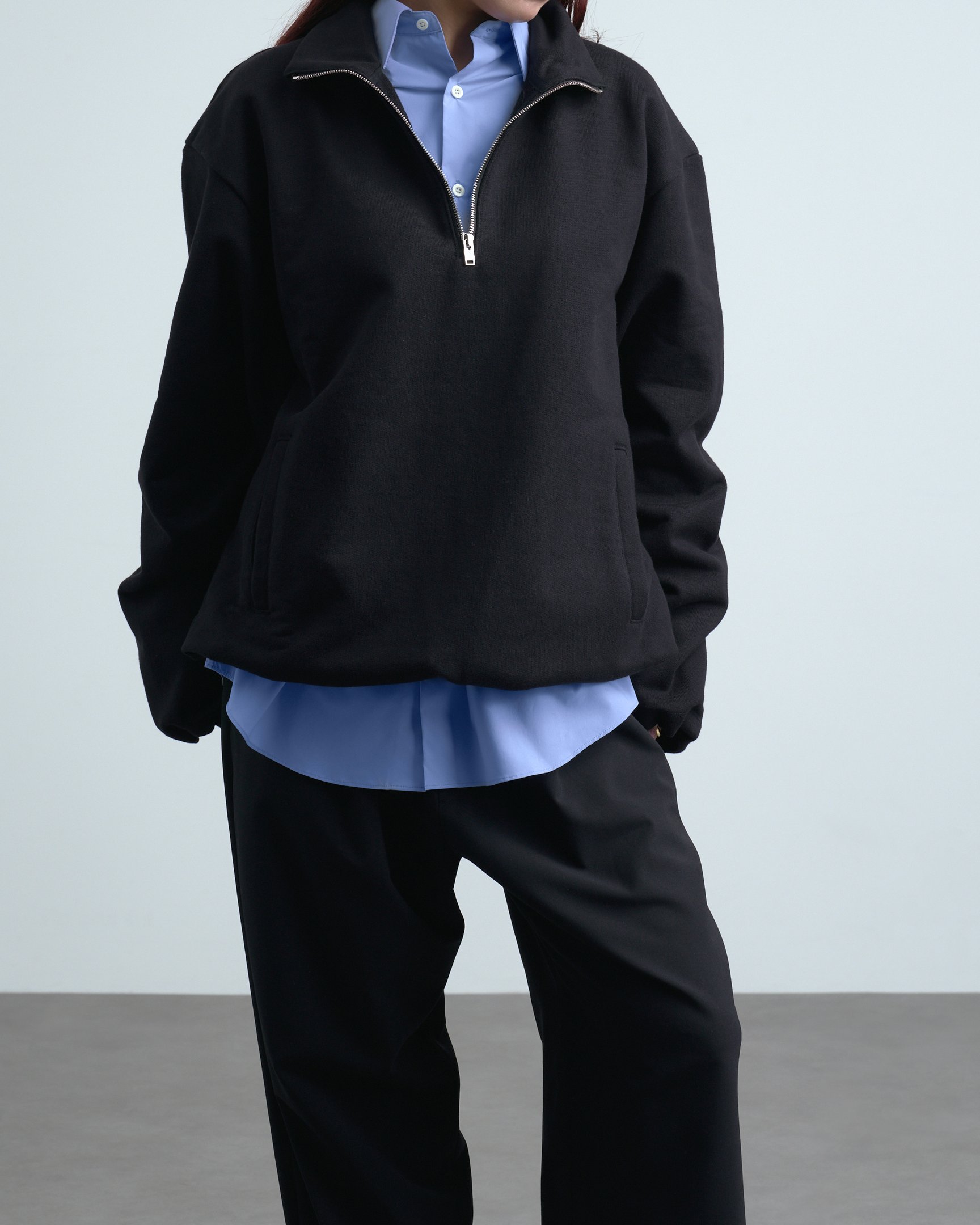 ウジョーのボトムスを穿いたモデル