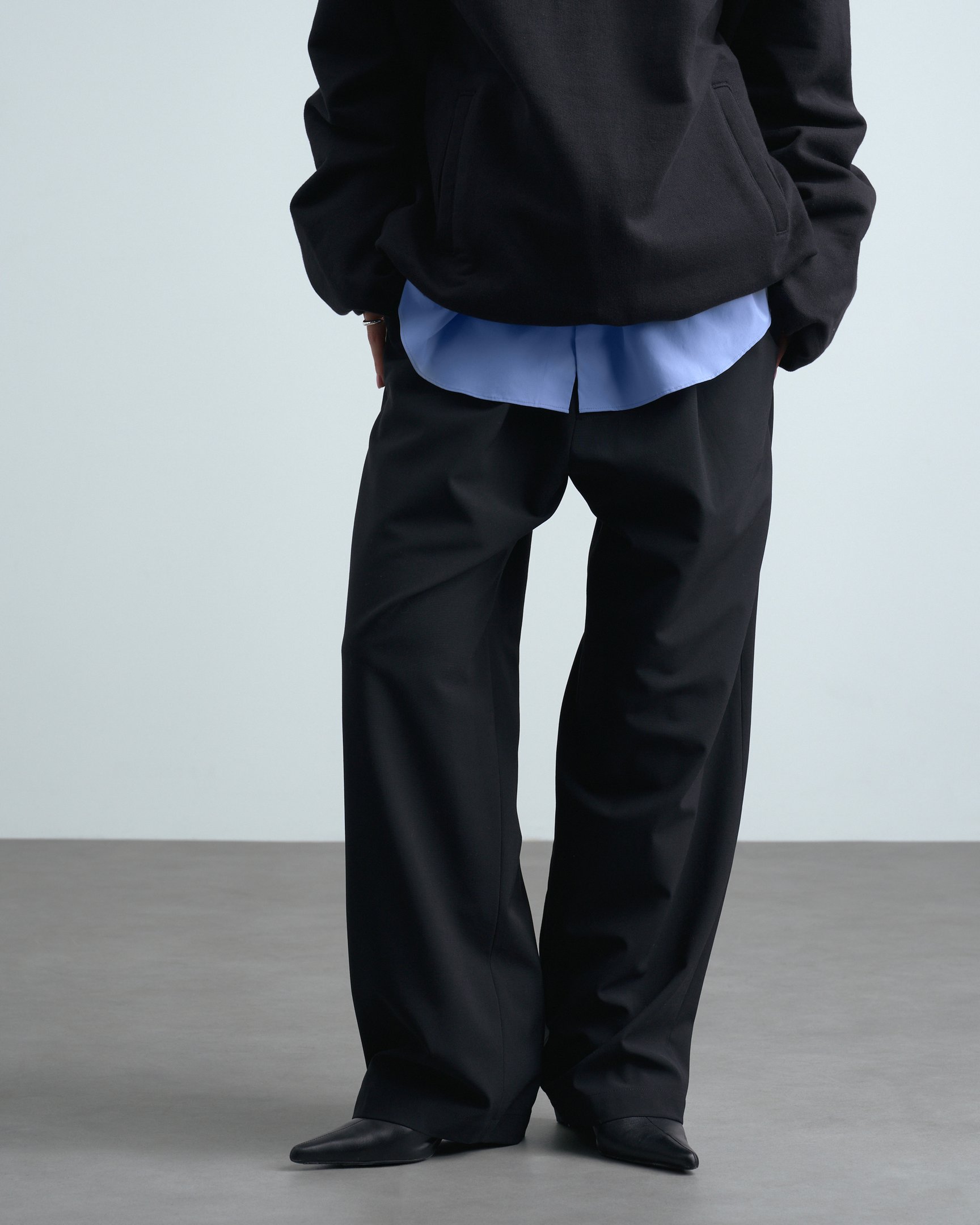 ウジョーのボトムスを穿いたモデル