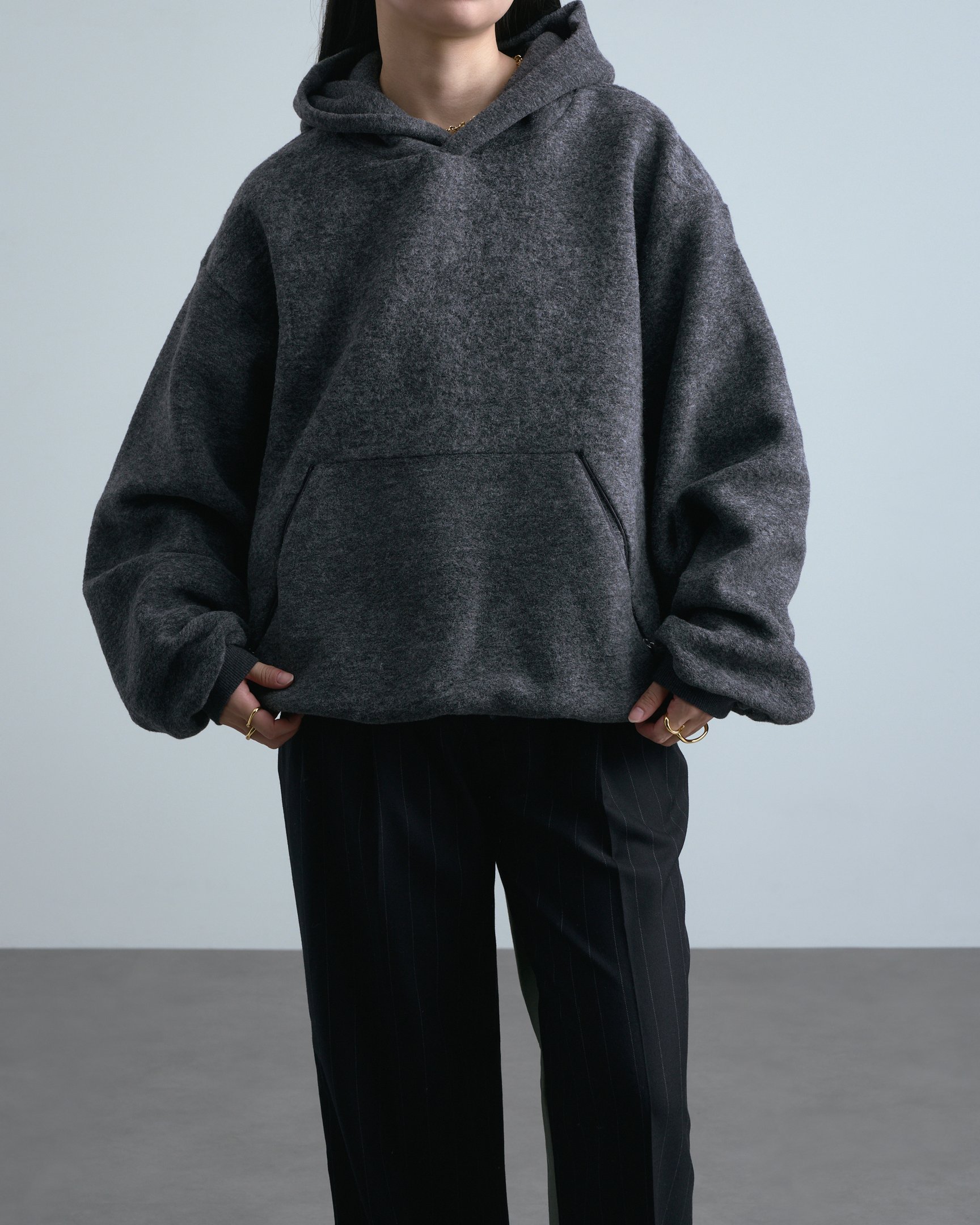 タナカのニットを着たモデル