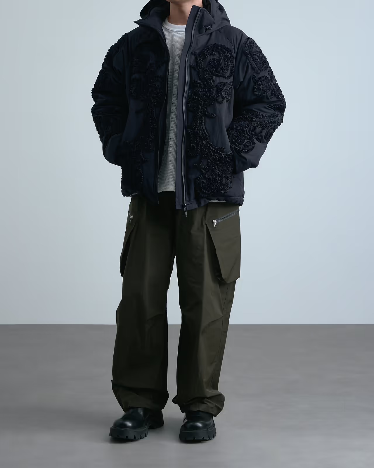 タークのコートを着たモデル