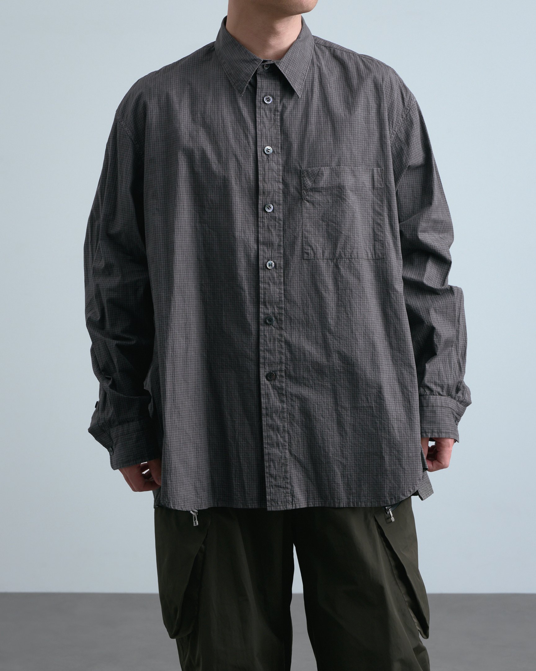 NTNのシャツを着たモデル