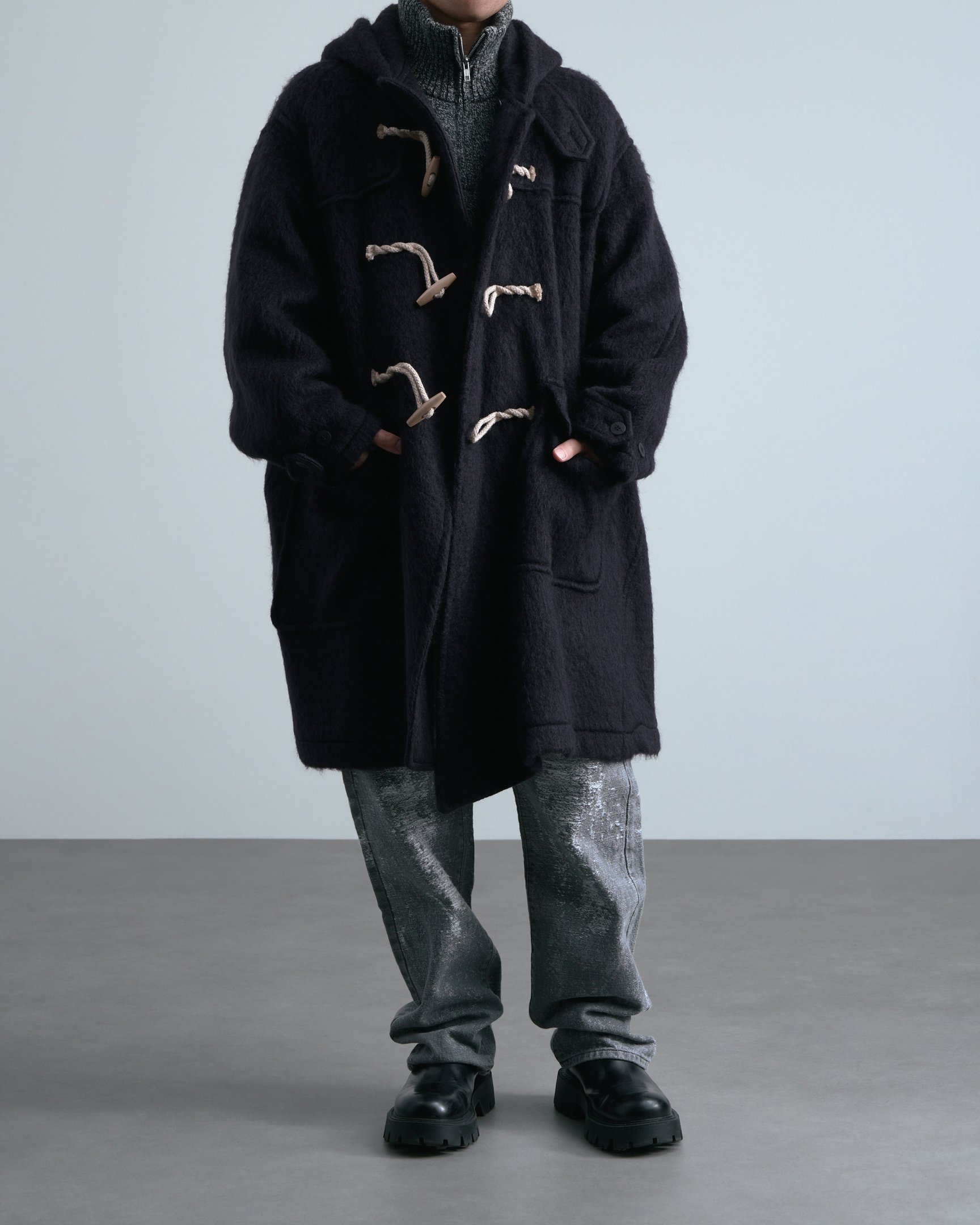 ヨシオクボのコートを着たモデル