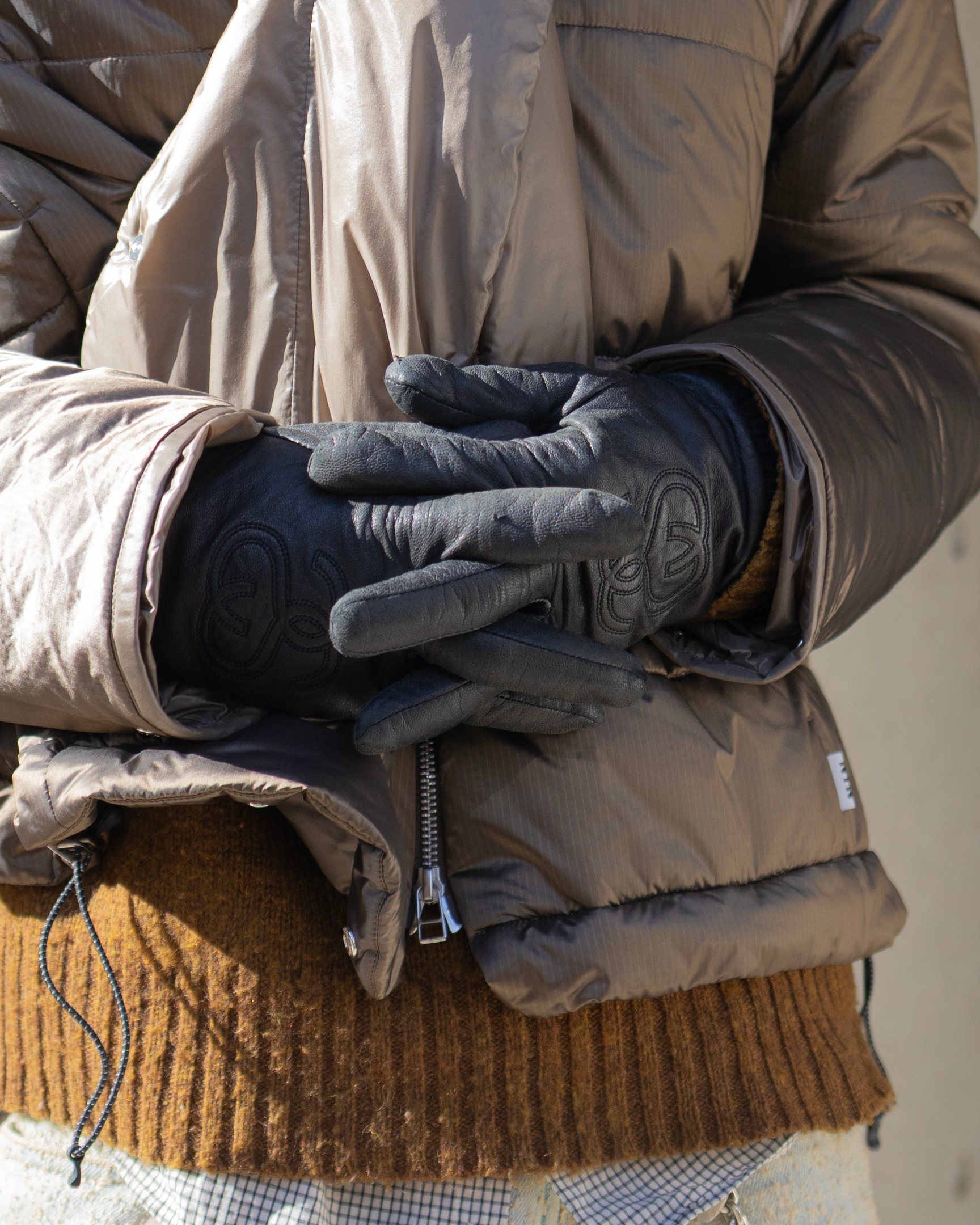 NTNのナイロンジャケットを着たモデル