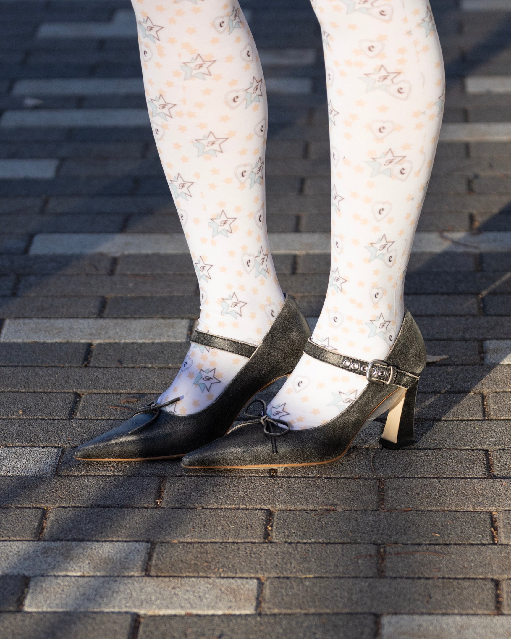 チノのボアコートを着たモデル