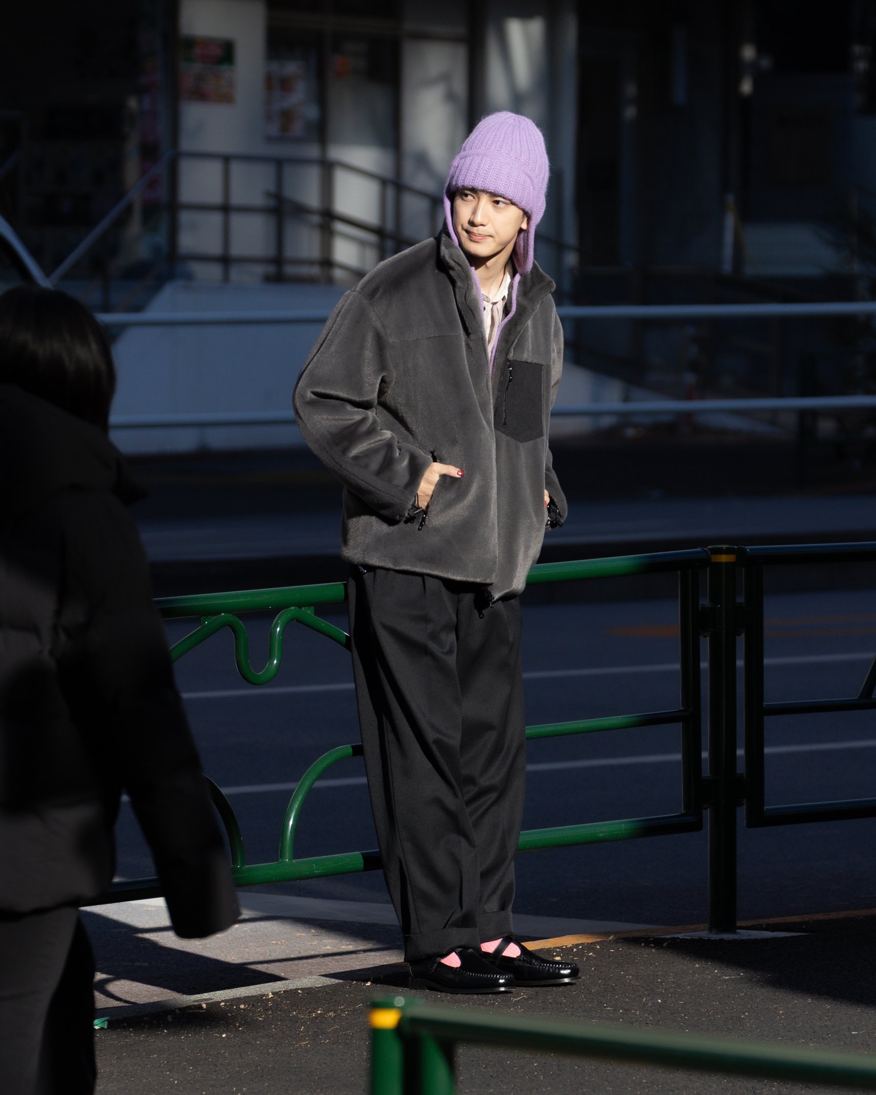 チノのボアブルゾンを着たモデル