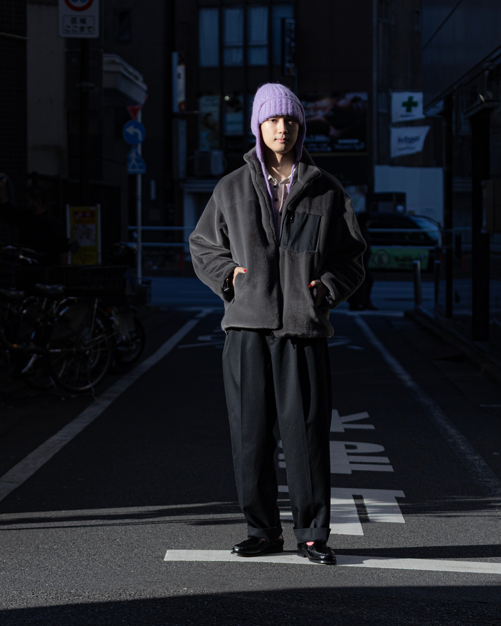 チノのボアブルゾンを着たモデル