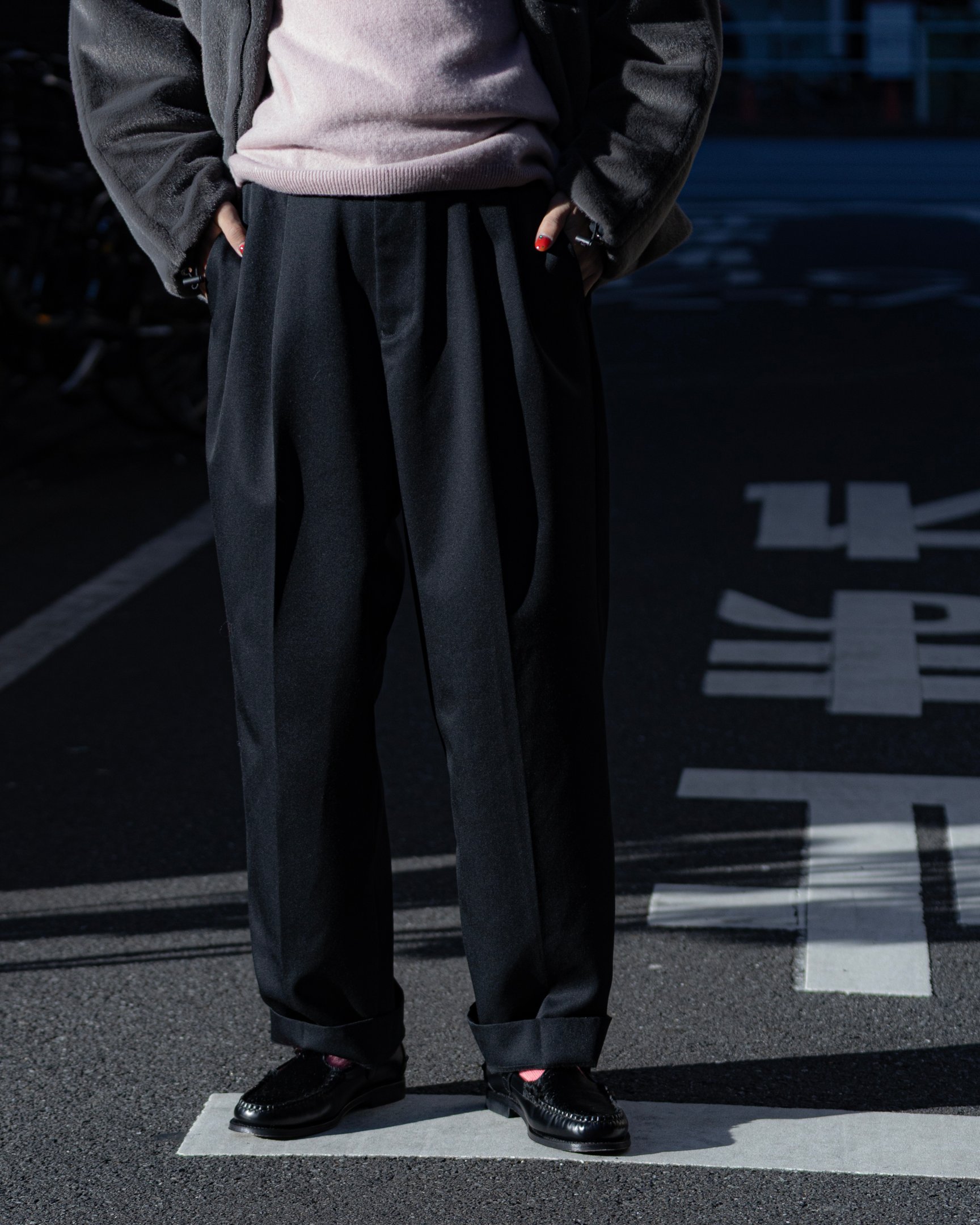 チノのボアブルゾンを着たモデル