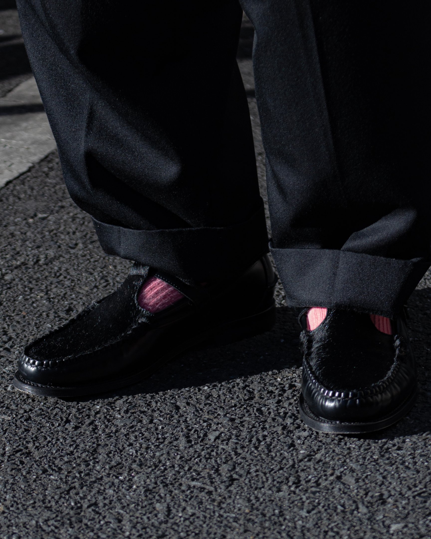 チノのボアブルゾンを着たモデル