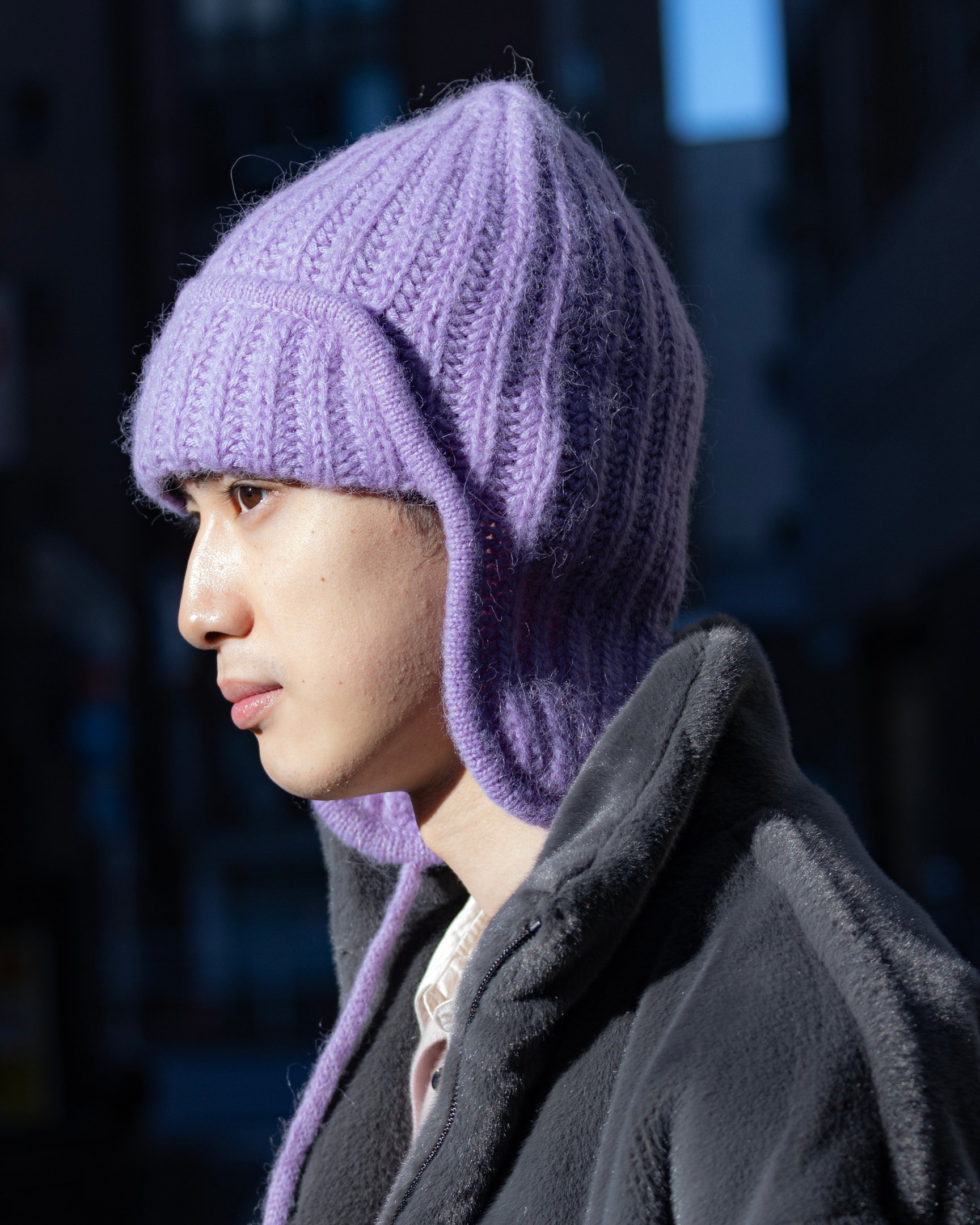 チノのボアブルゾンを着たモデル