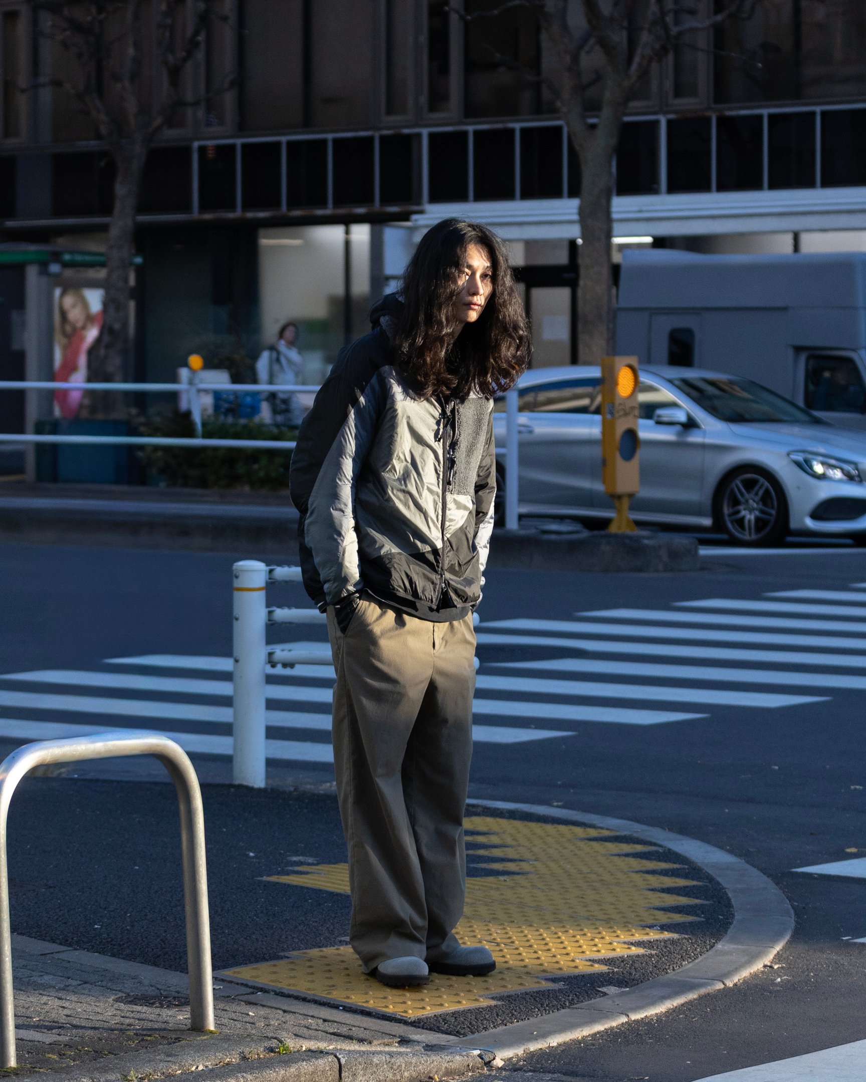 ヨシオクボのボアブルゾンを着たモデル