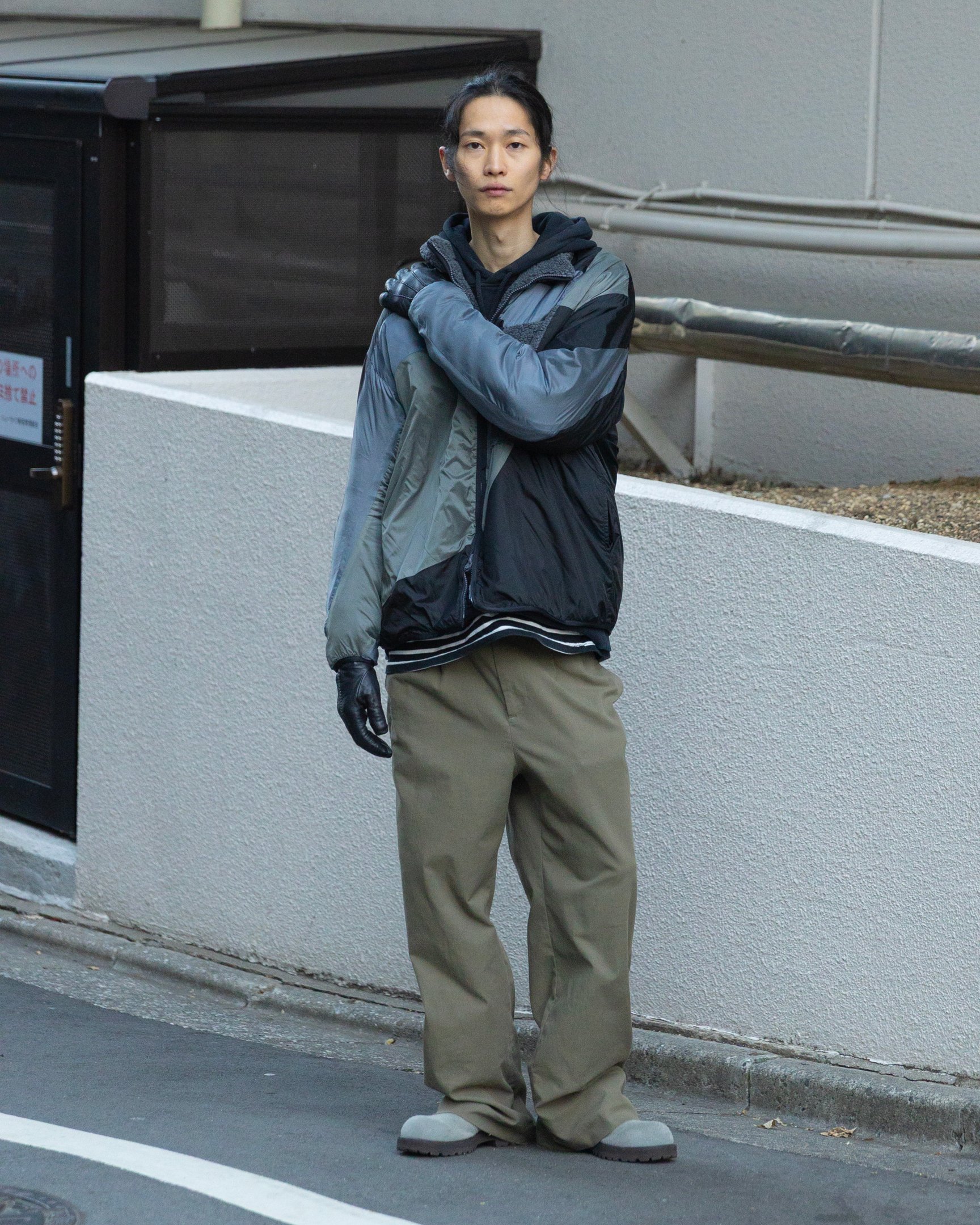 ヨシオクボのボアブルゾンを着たモデル