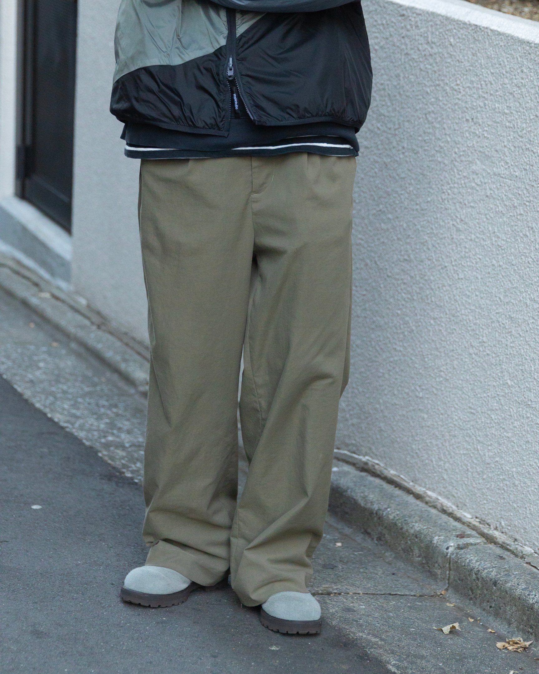 ヨシオクボのボアブルゾンを着たモデル