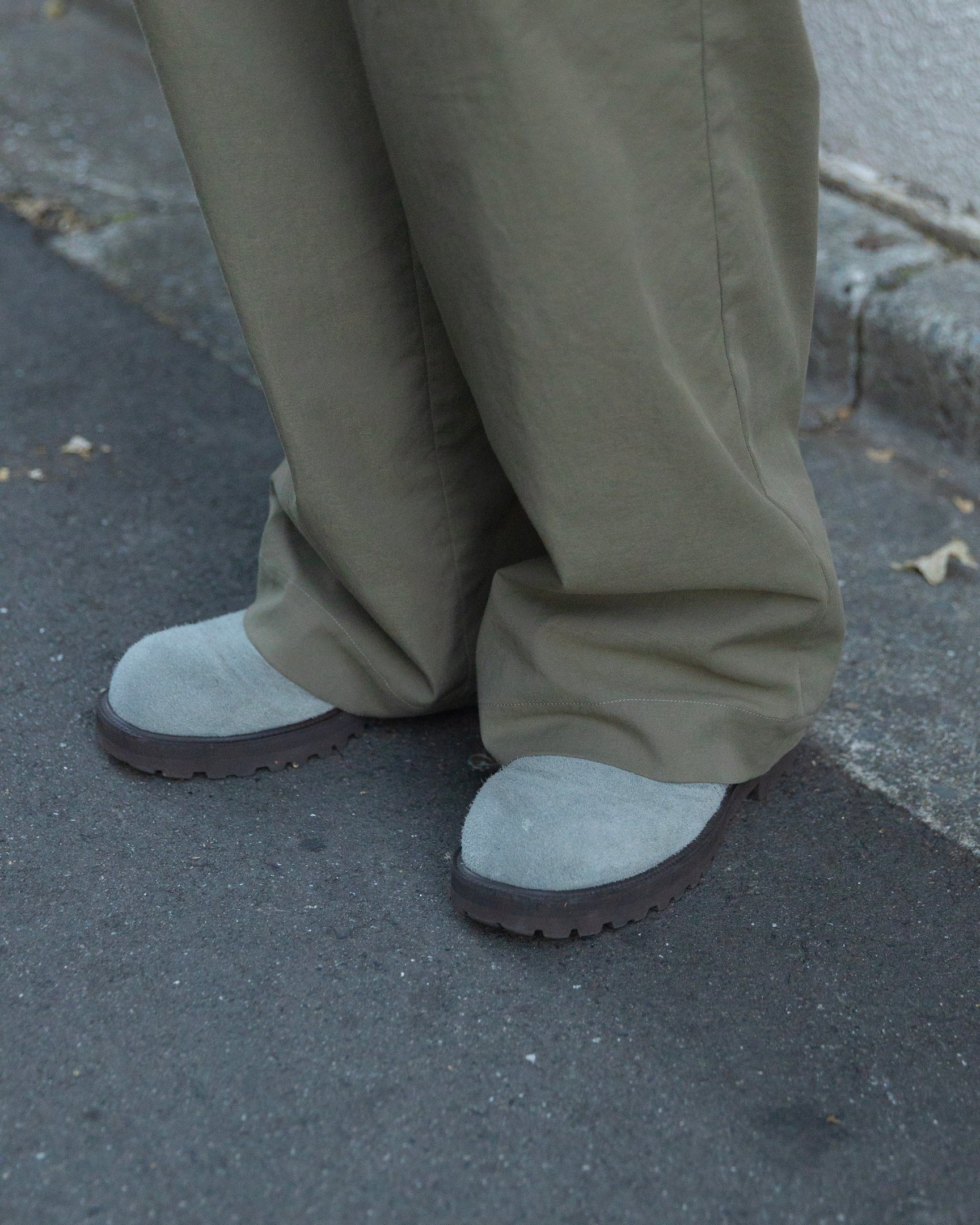 ヨシオクボのボアブルゾンを着たモデル