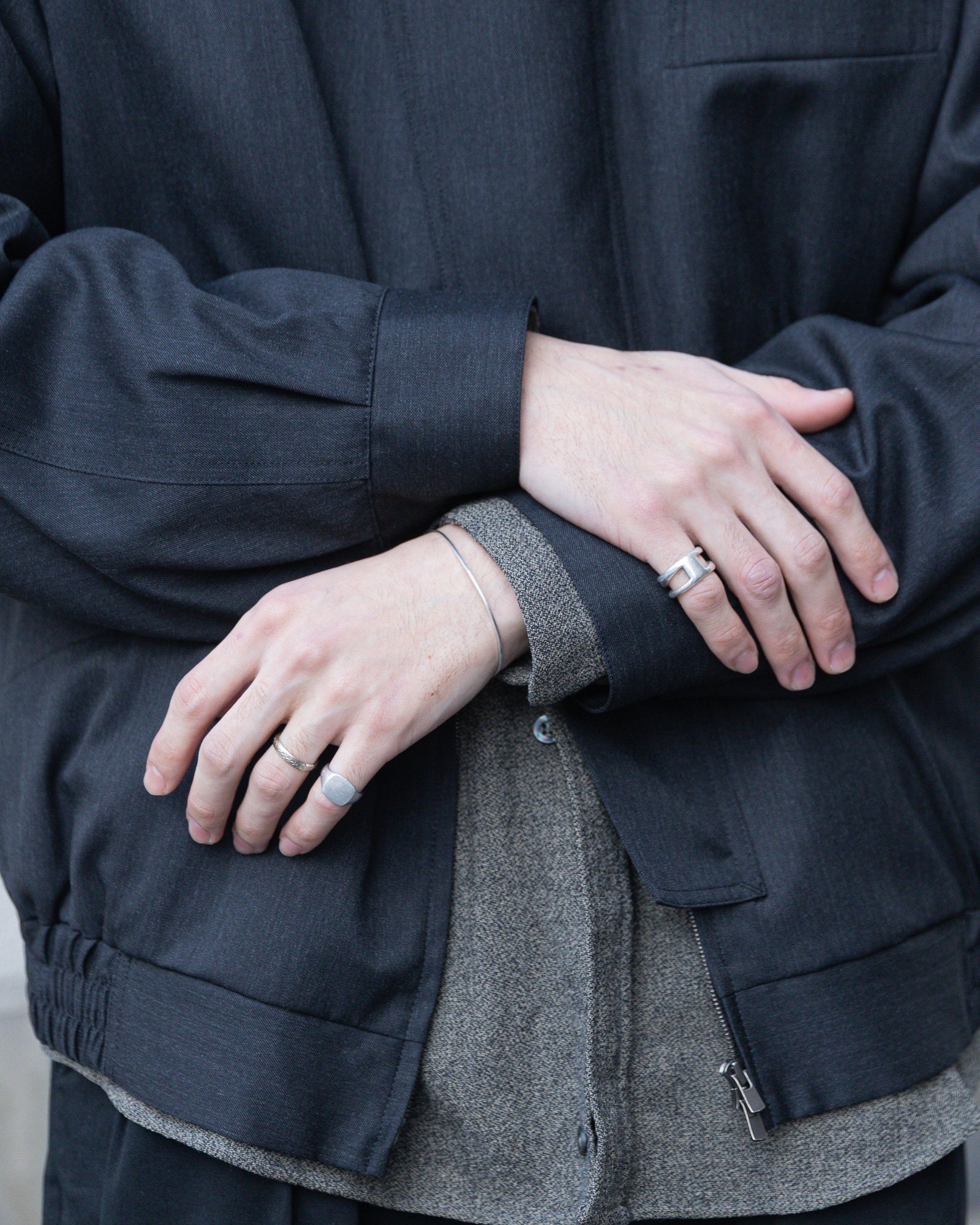 イレニサのブルゾンを着たモデル