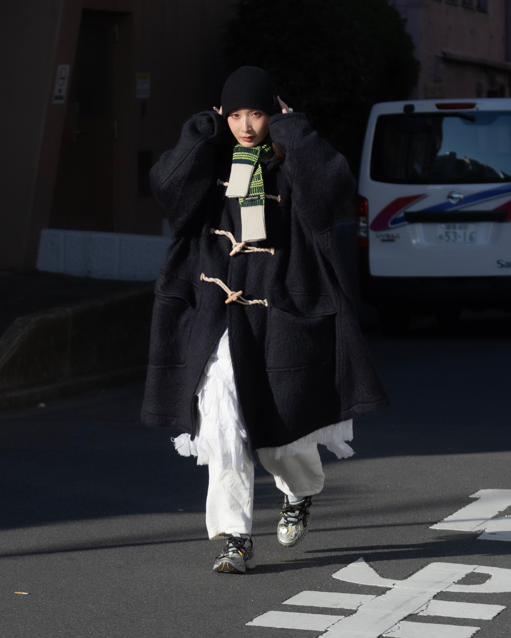 ヨシオクボのダッフルコートを着たモデル