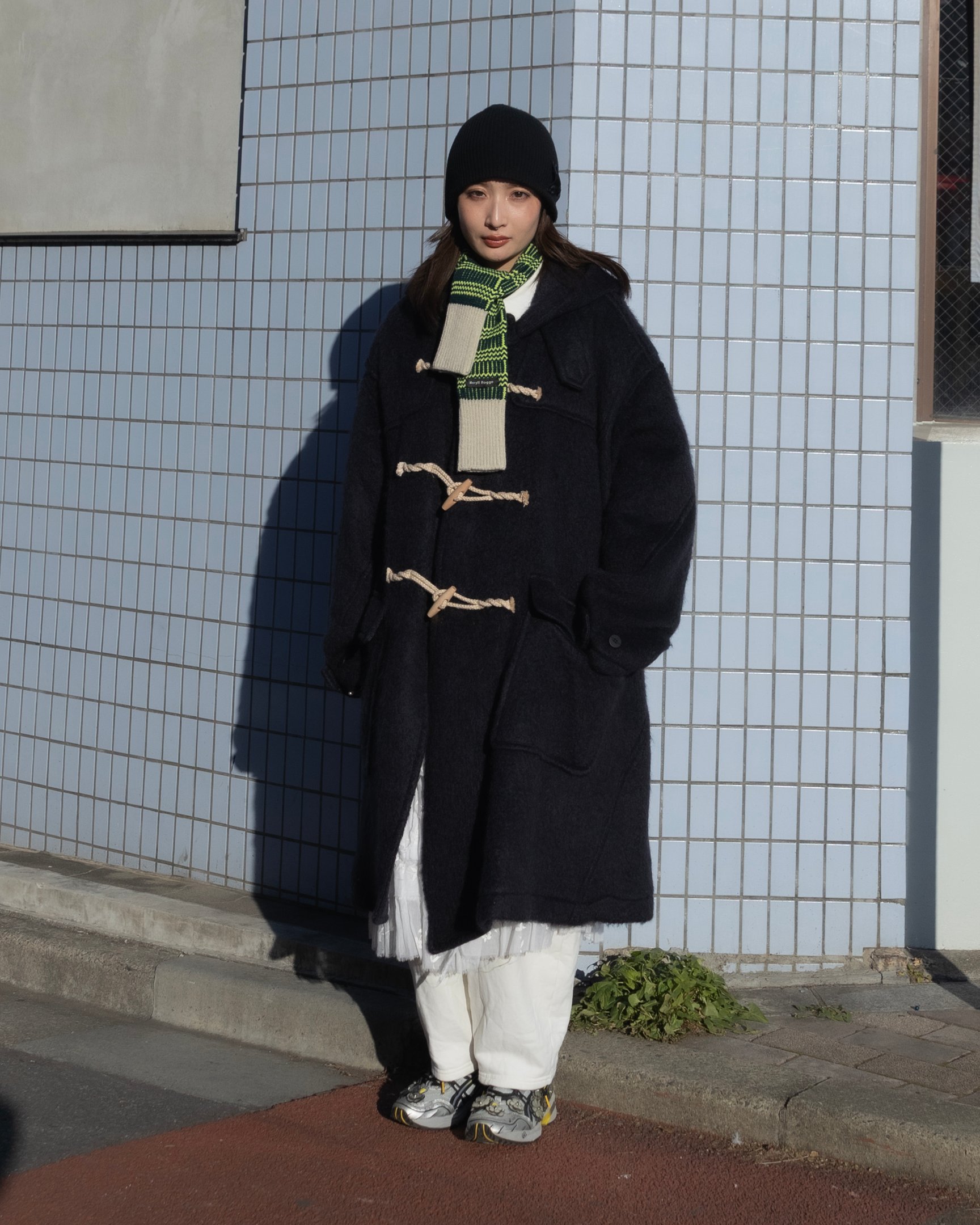 ヨシオクボのダッフルコートを着たモデル