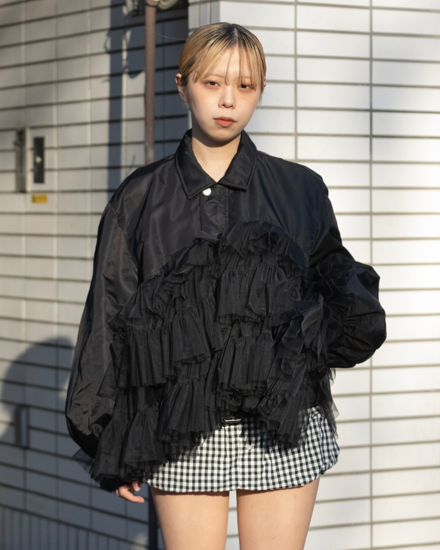 ヴィヴィアーノのブルゾンを着たモデル