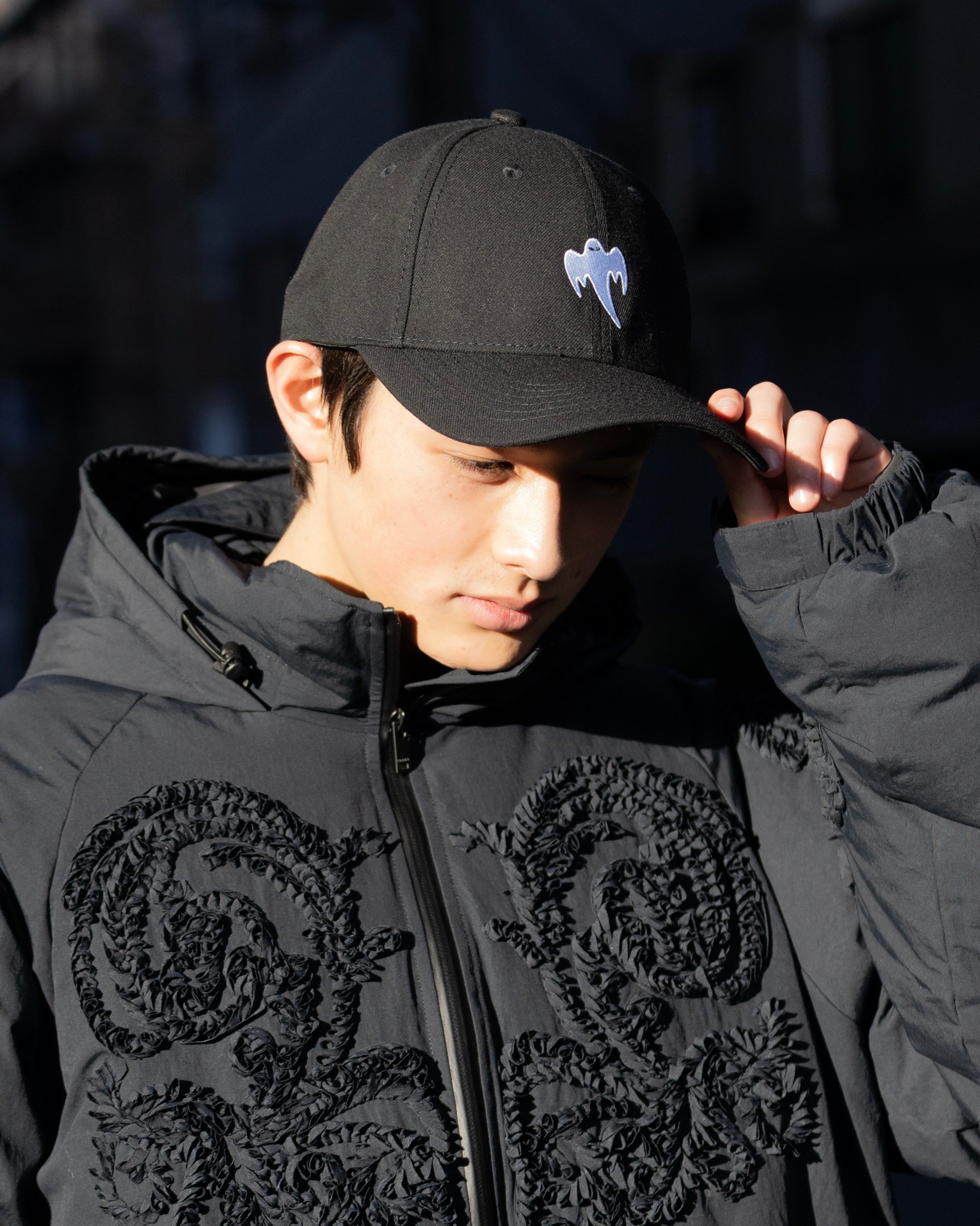 タークのダウンジャケットを着たモデル