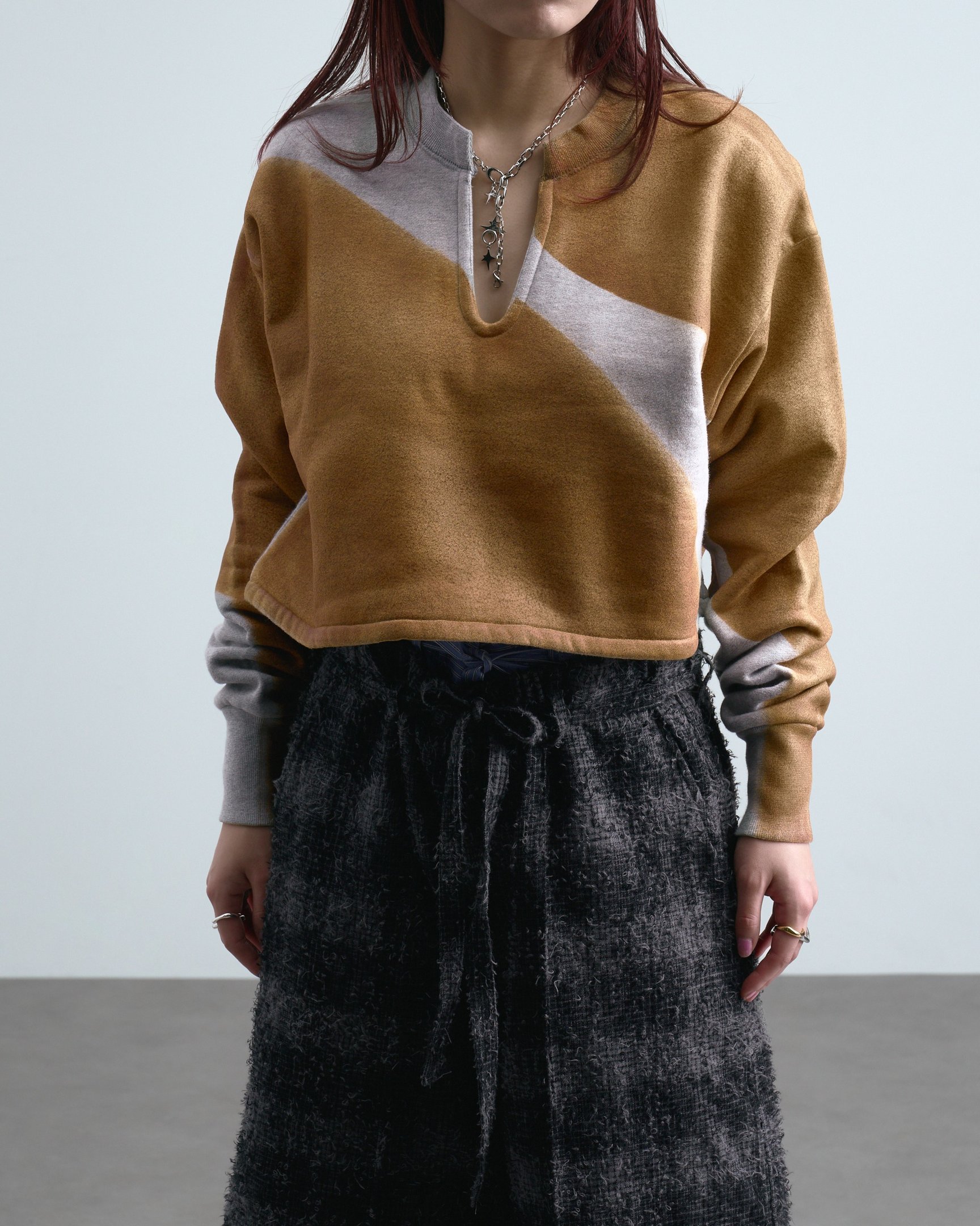 コトハヨコザワのスウェットを着たモデル