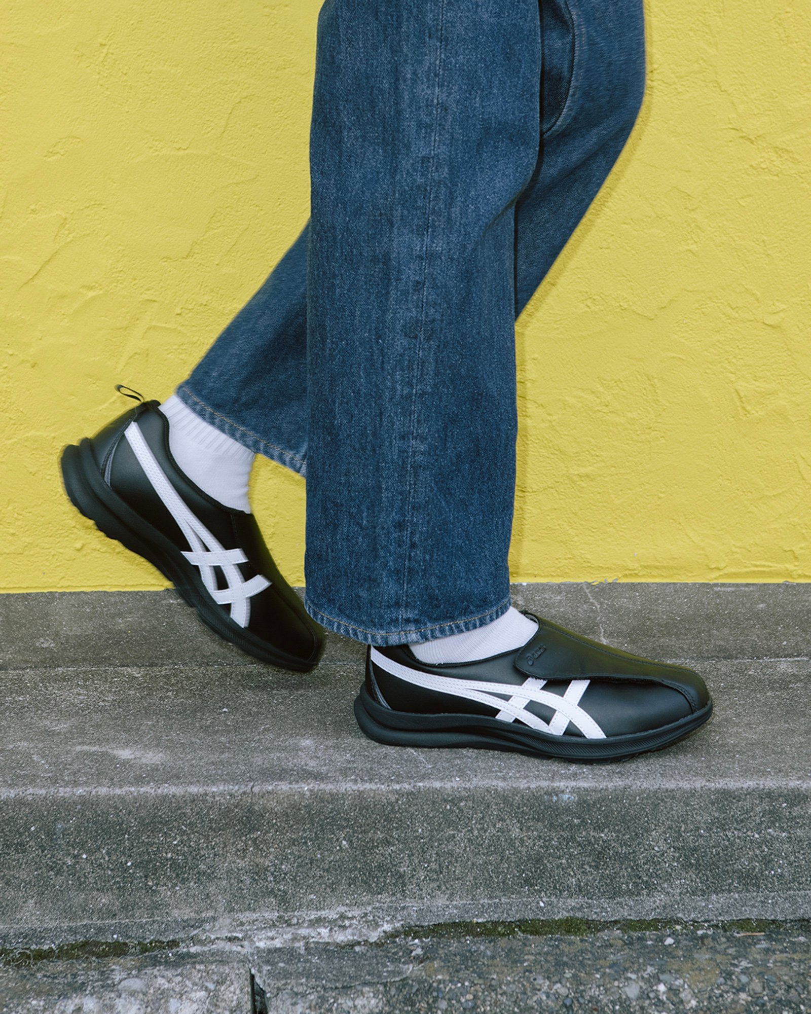 黒いスニーカー