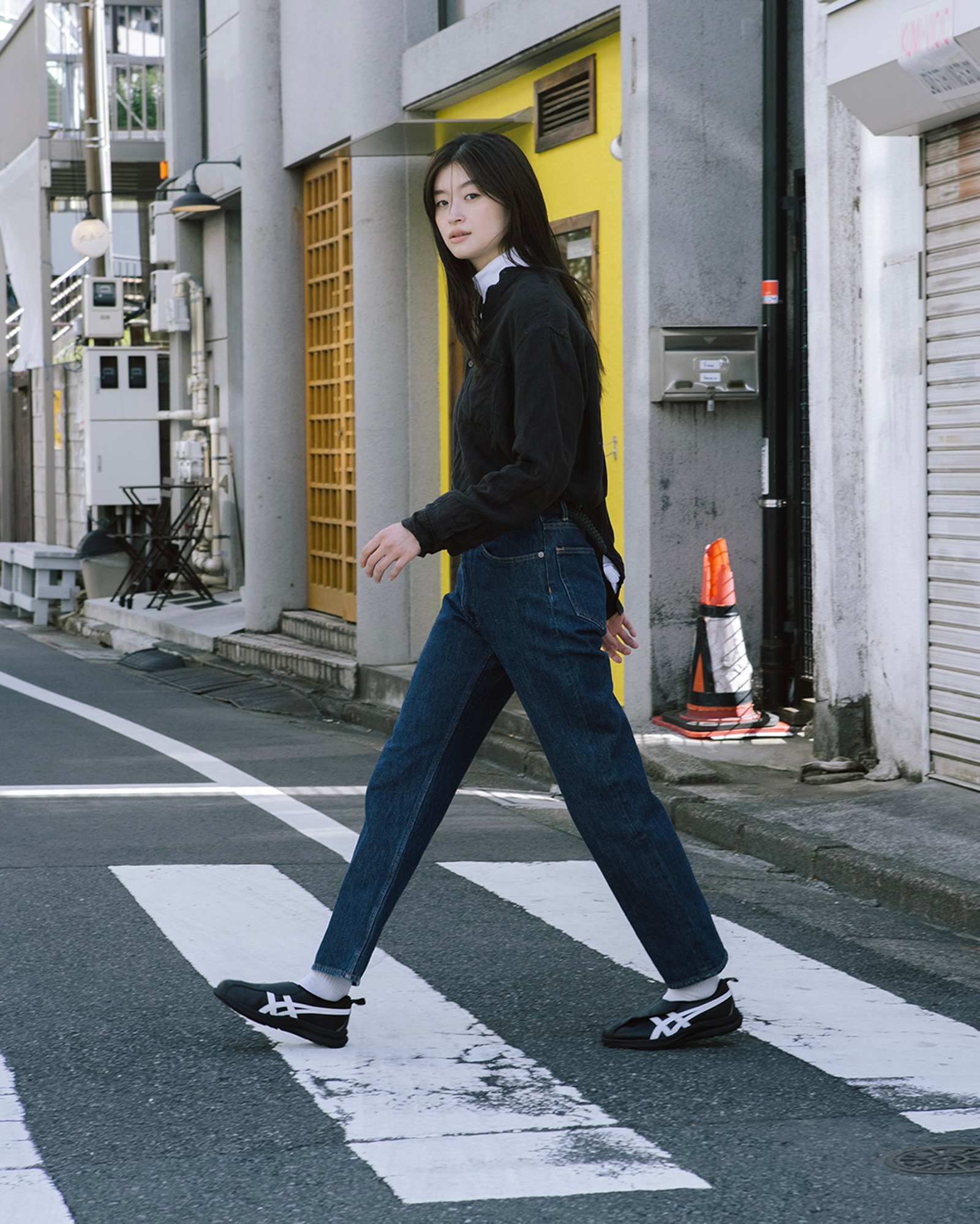 黒いスニーカーを履いたモデル