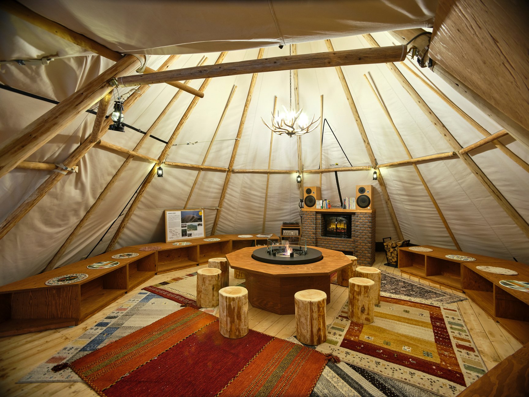 「ARC'TERYX NISEKO HUT」の内観画像や提供するフード画像