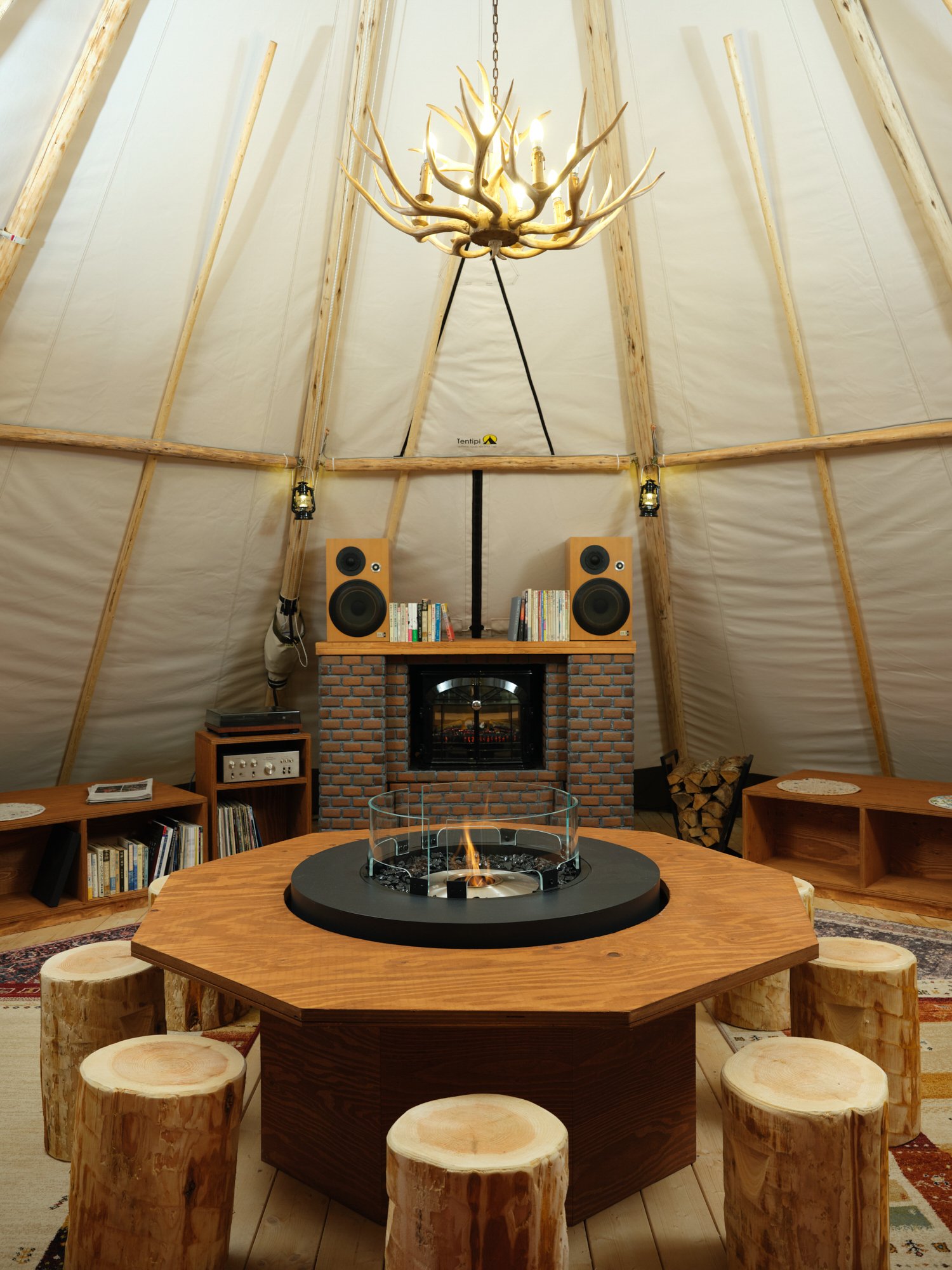 「ARC'TERYX NISEKO HUT」の内観画像や提供するフード画像