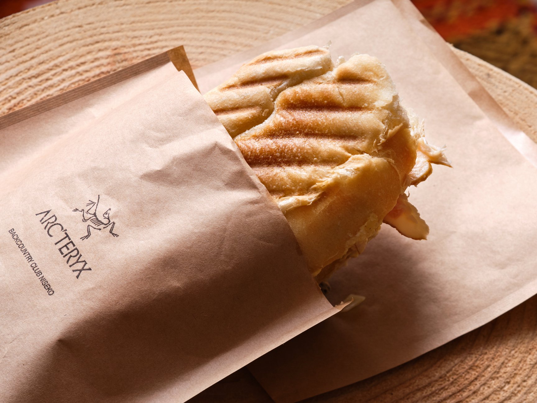 「ARC'TERYX NISEKO HUT」の内観画像や提供するフード画像