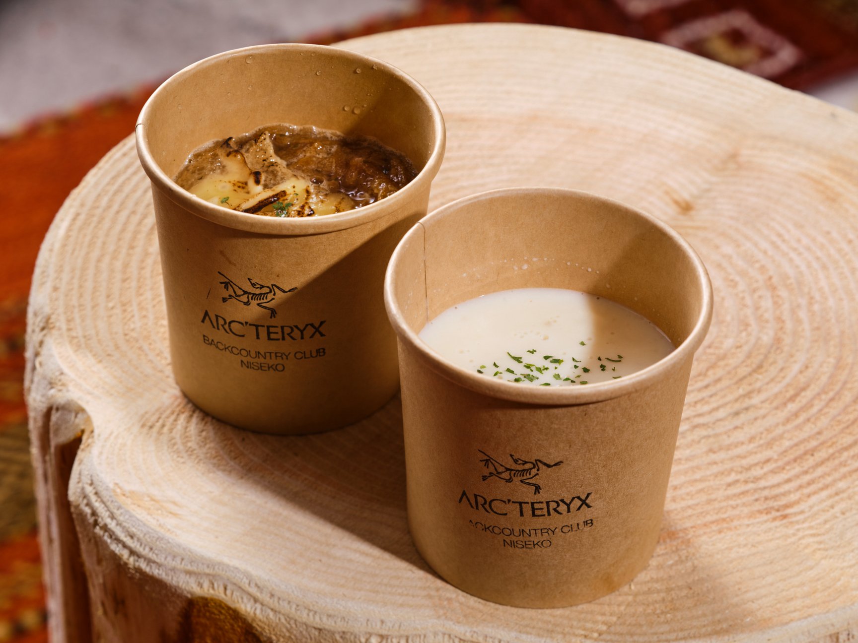 「ARC'TERYX NISEKO HUT」の内観画像や提供するフード画像