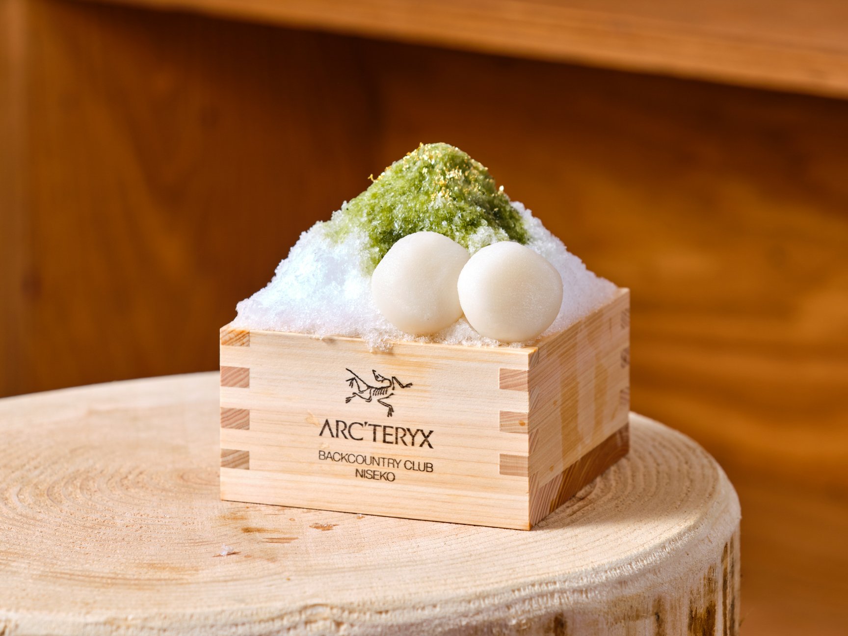 「ARC'TERYX NISEKO HUT」の内観画像や提供するフード画像