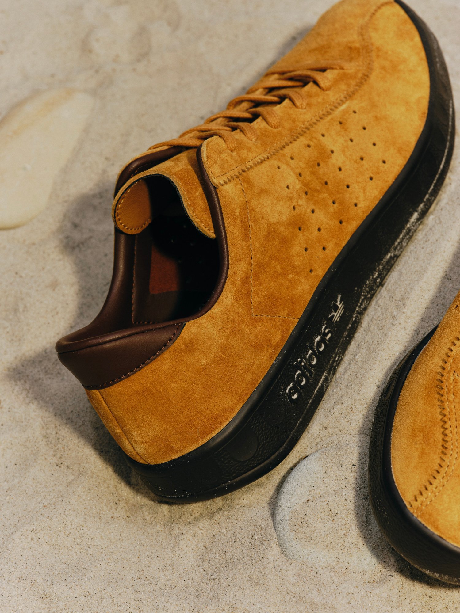 イエローのスニーカー