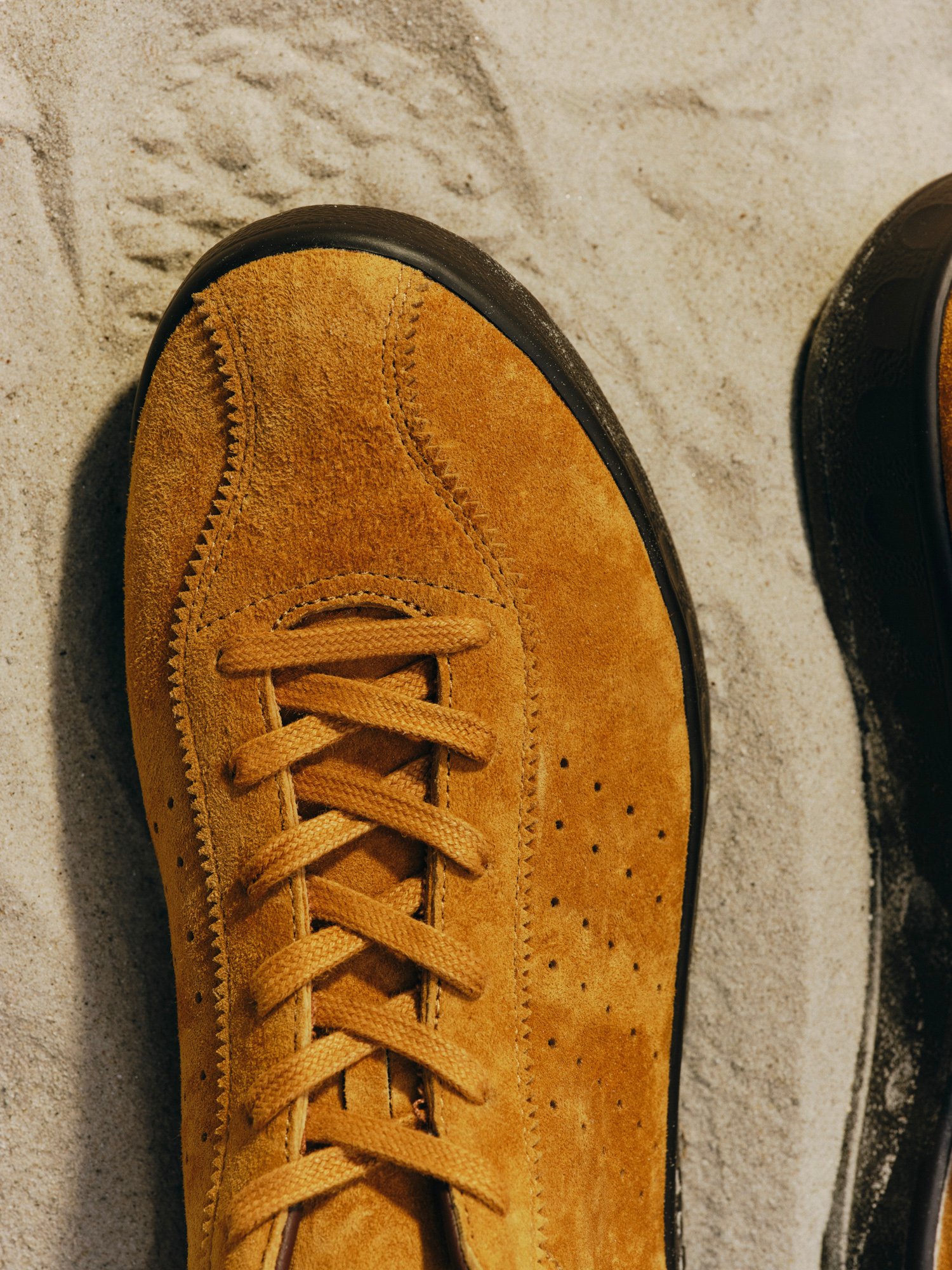 イエローのスニーカー