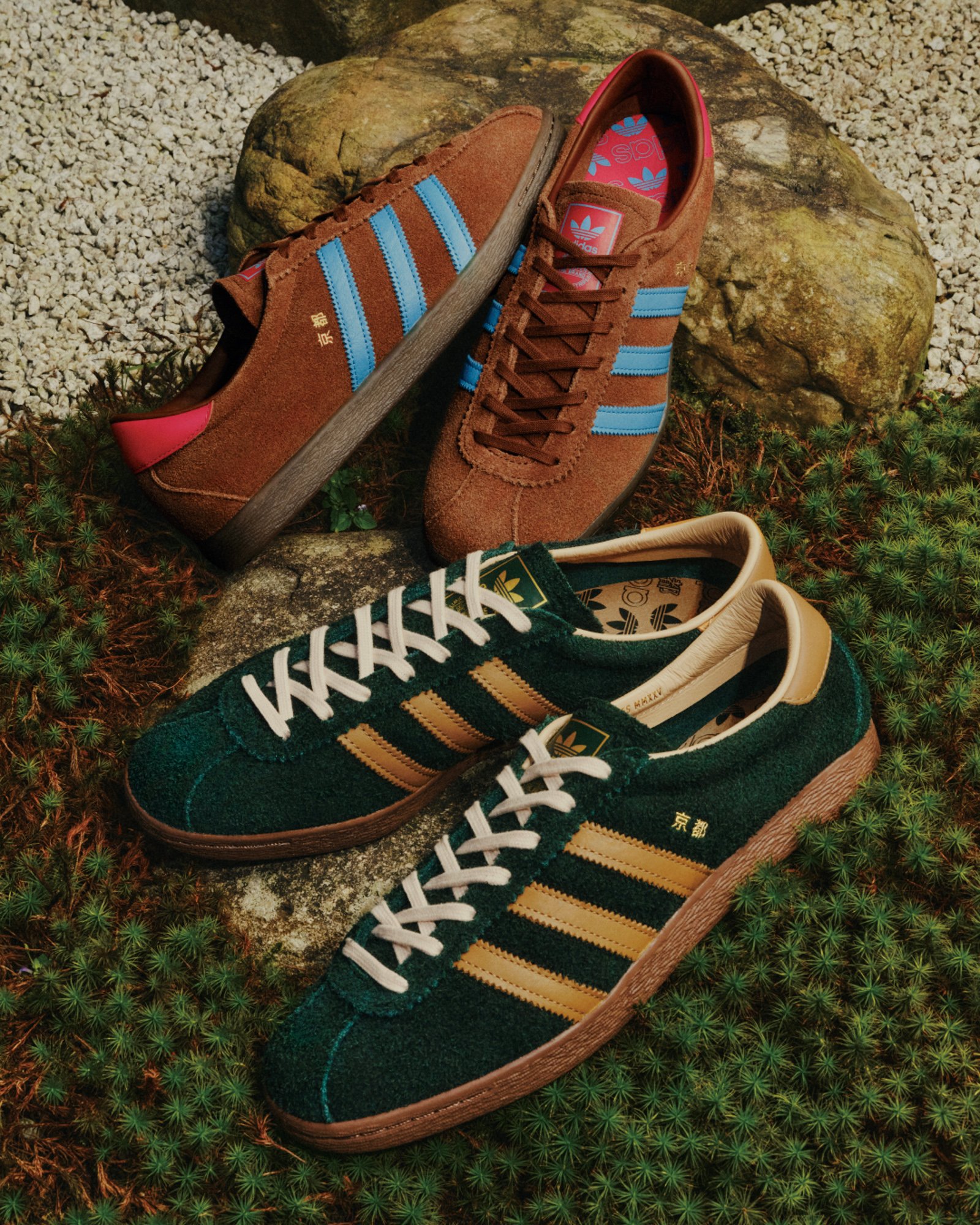 アディダスの三本線のスニーカー