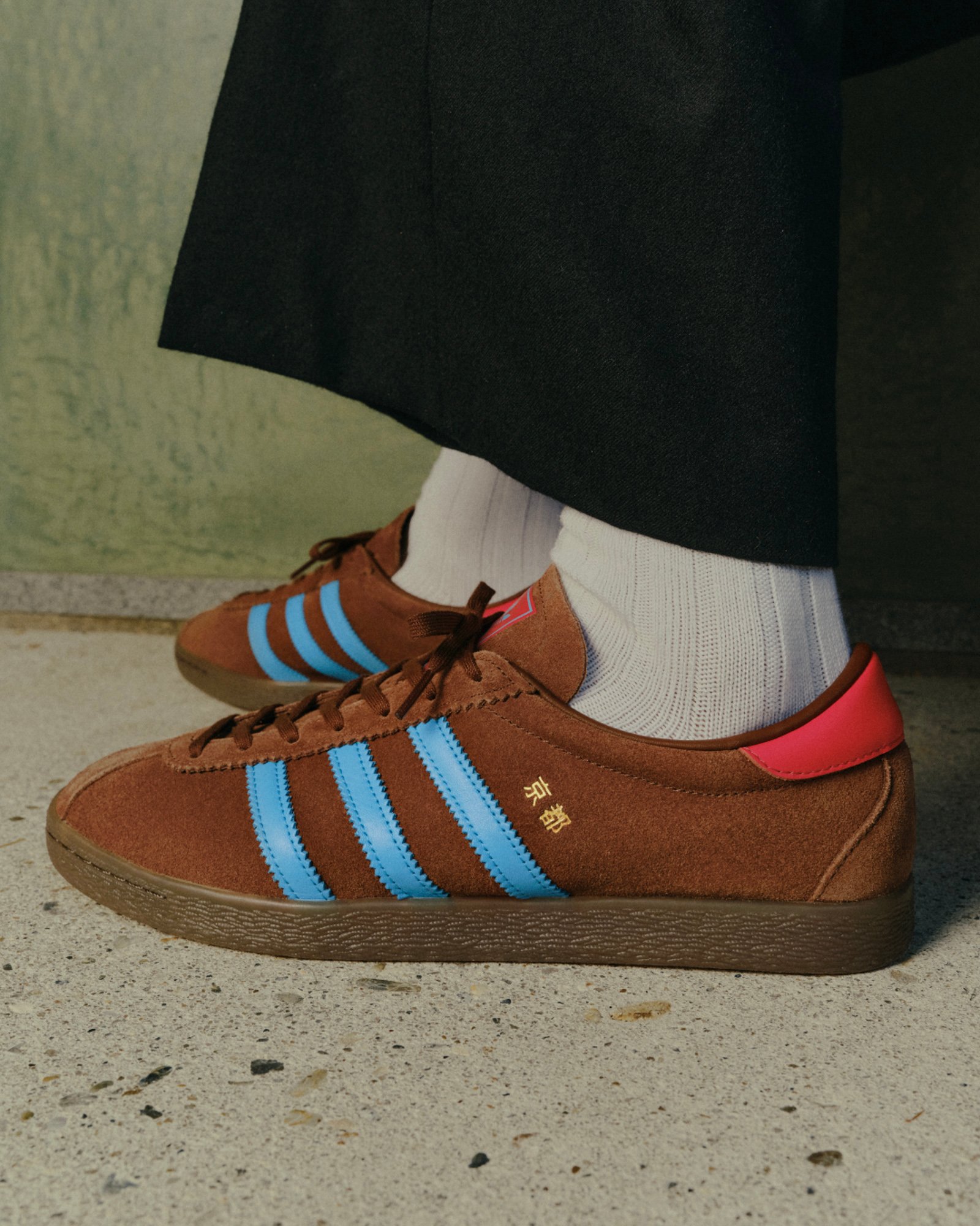 アディダスの三本線のスニーカー