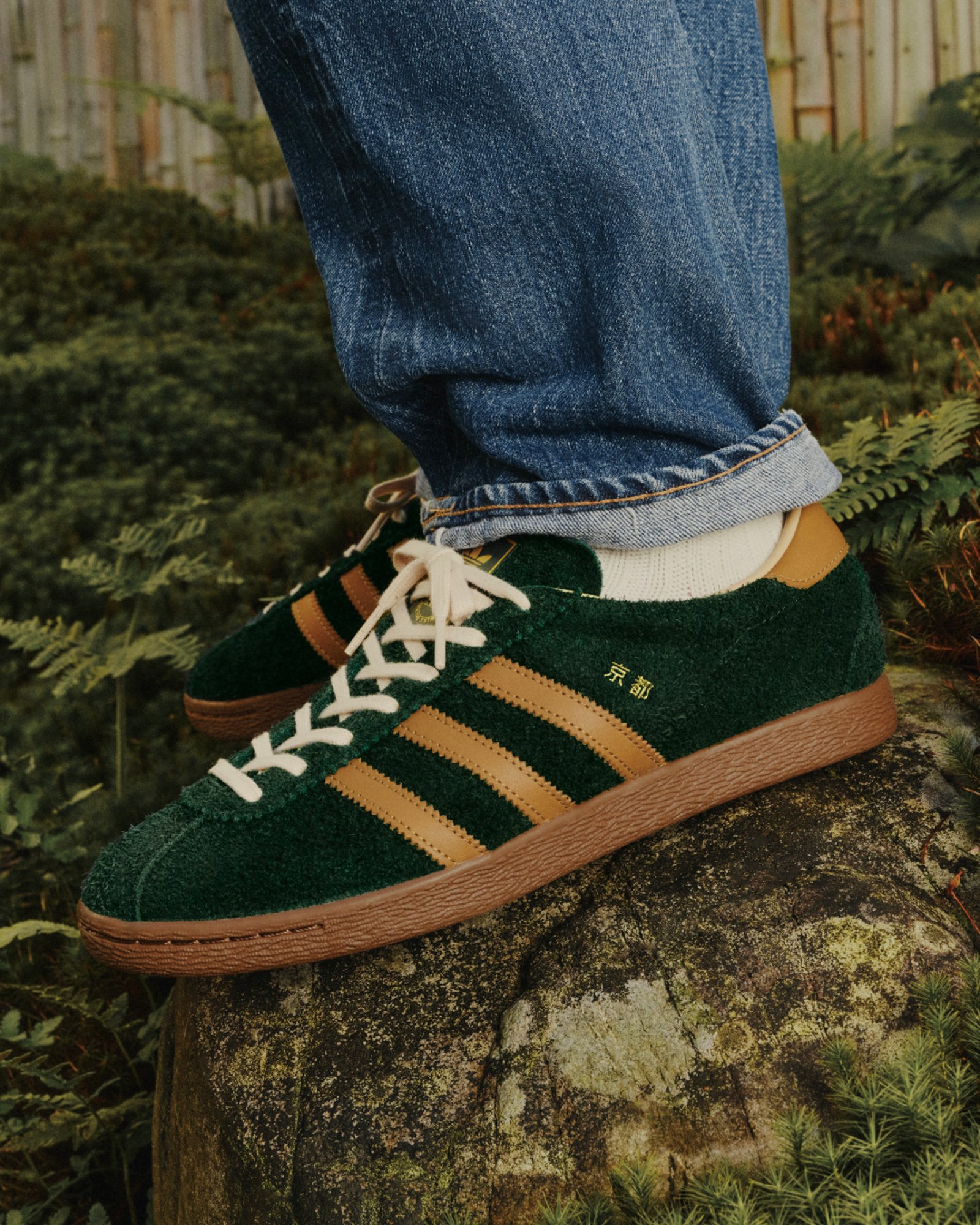 アディダスの三本線のスニーカー