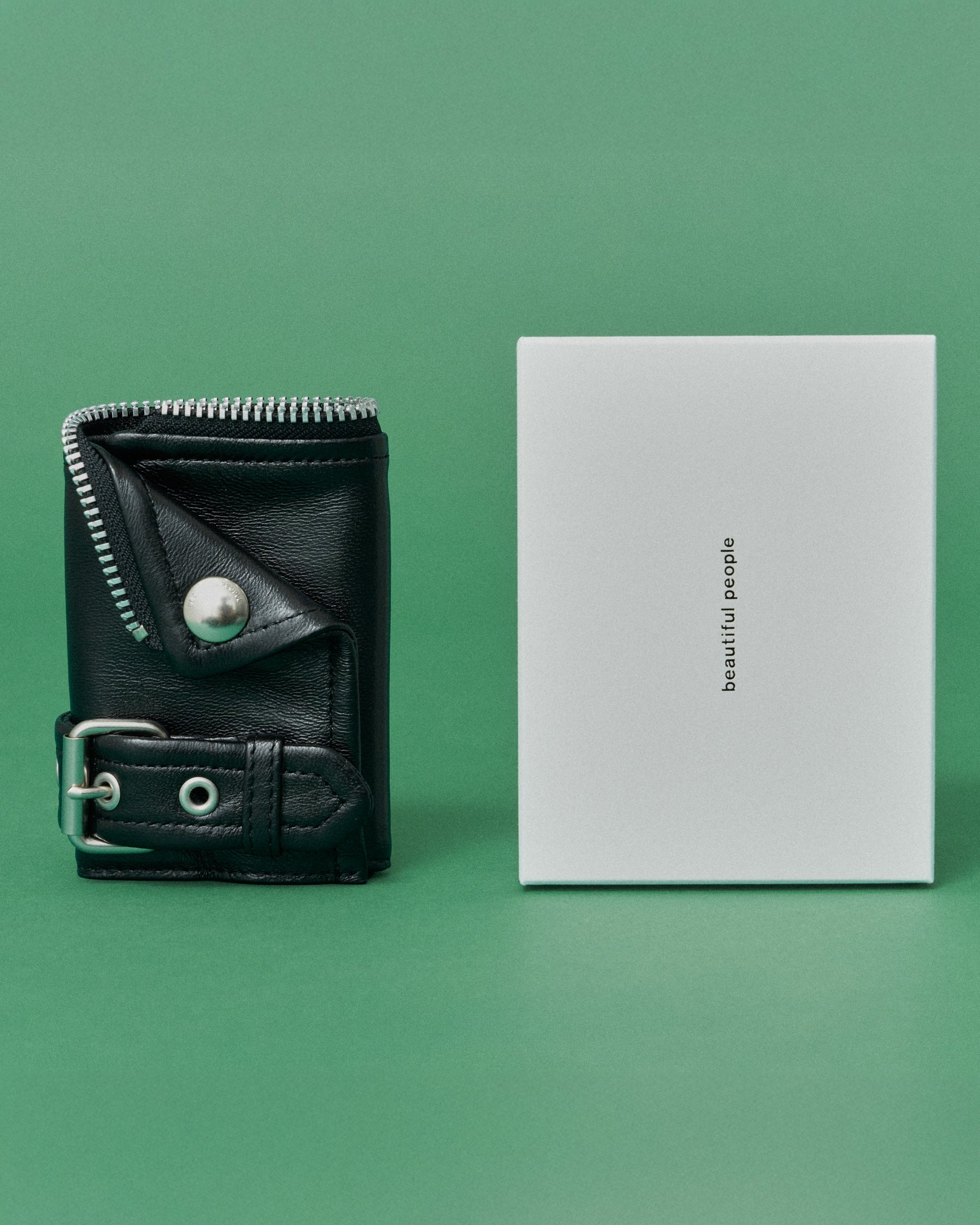 並べられた財布