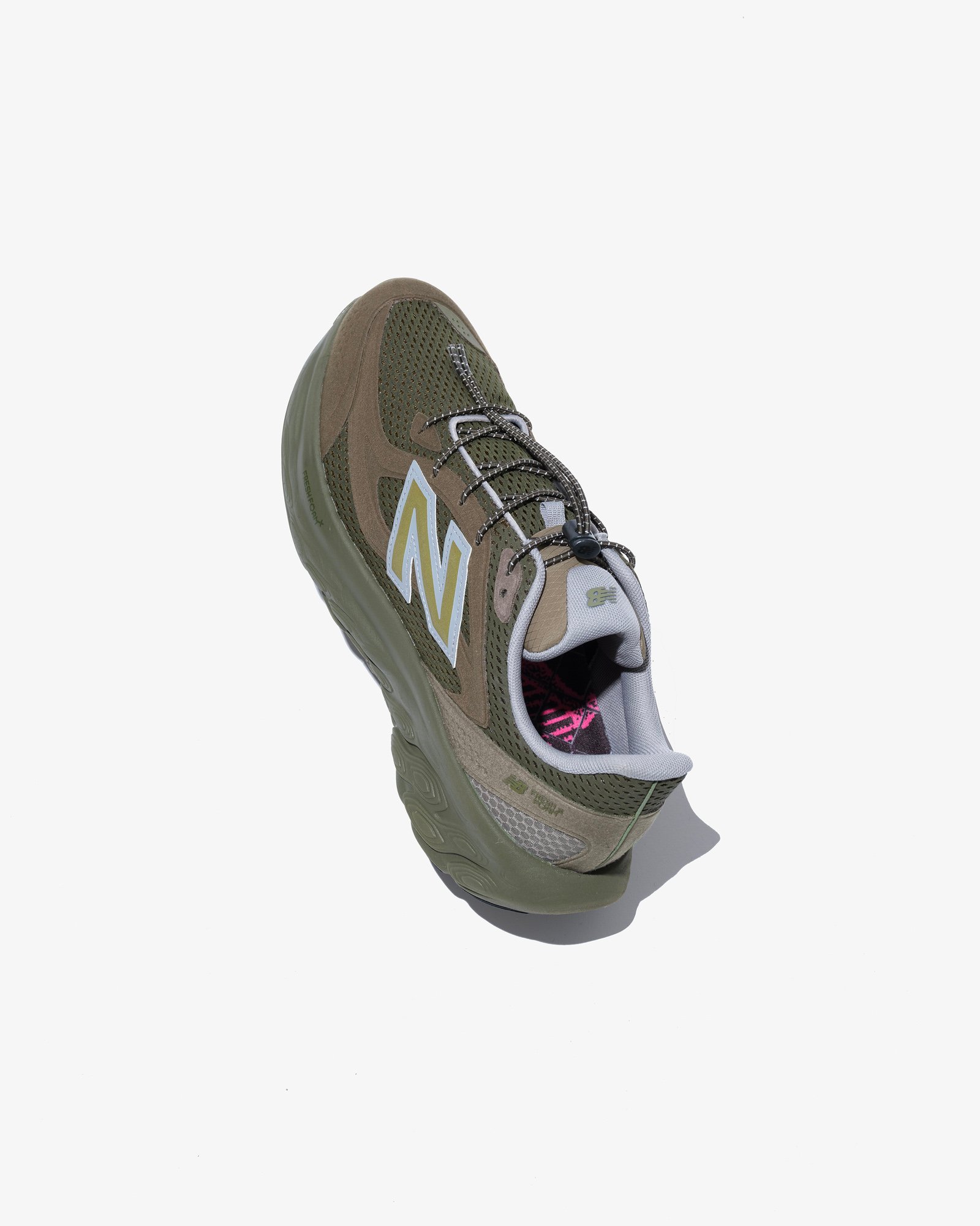 カーキのスニーカー