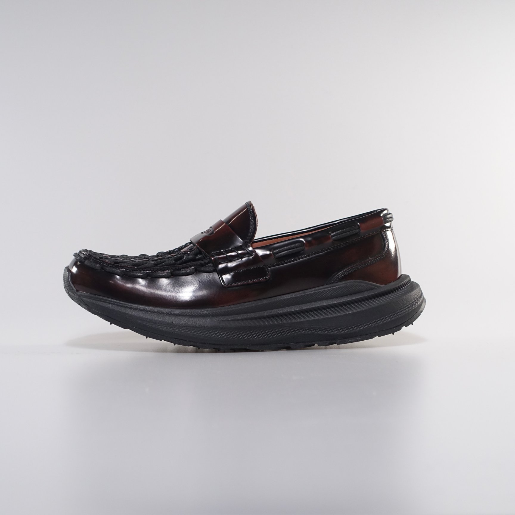 黒いスニーカーローファー