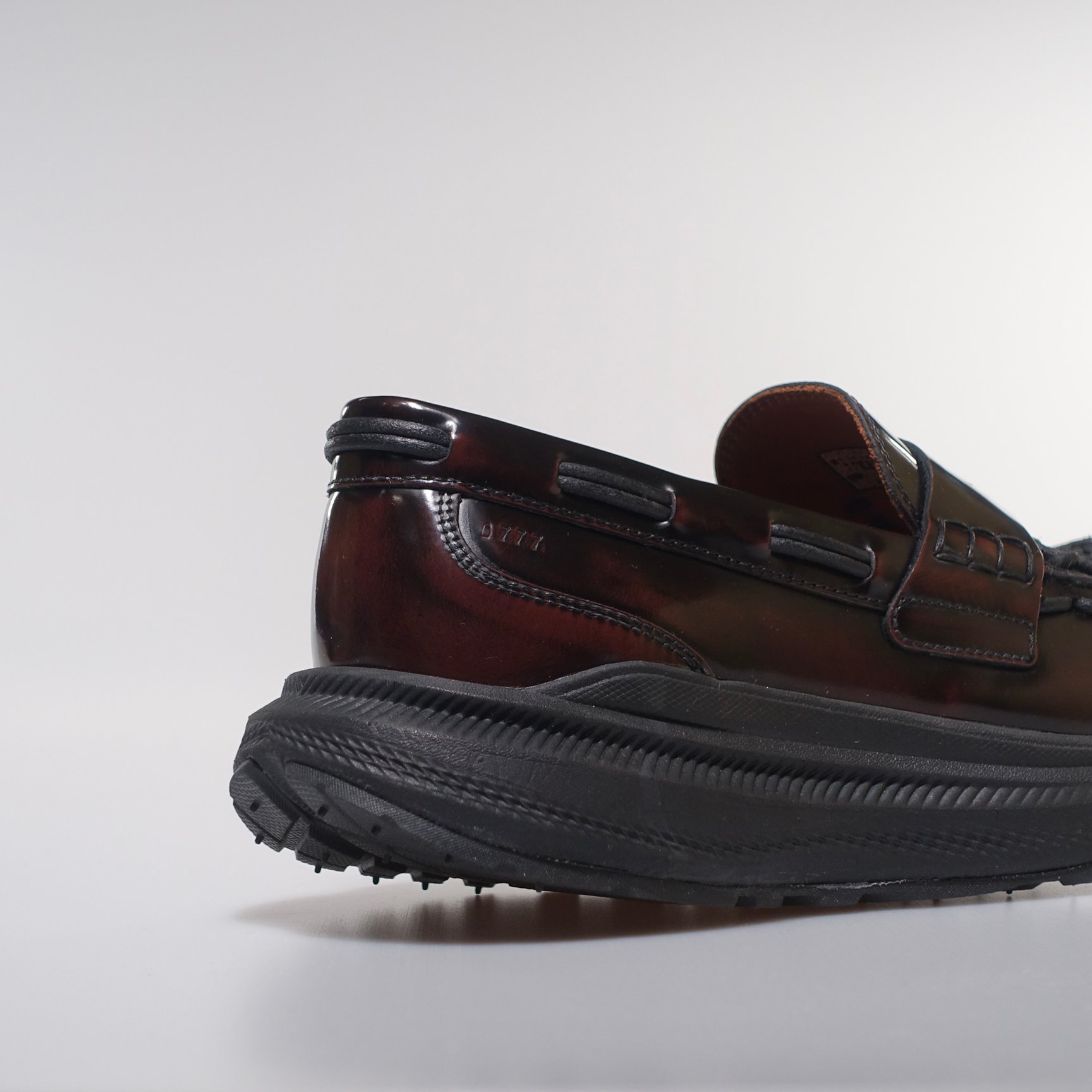 黒いスニーカーローファー